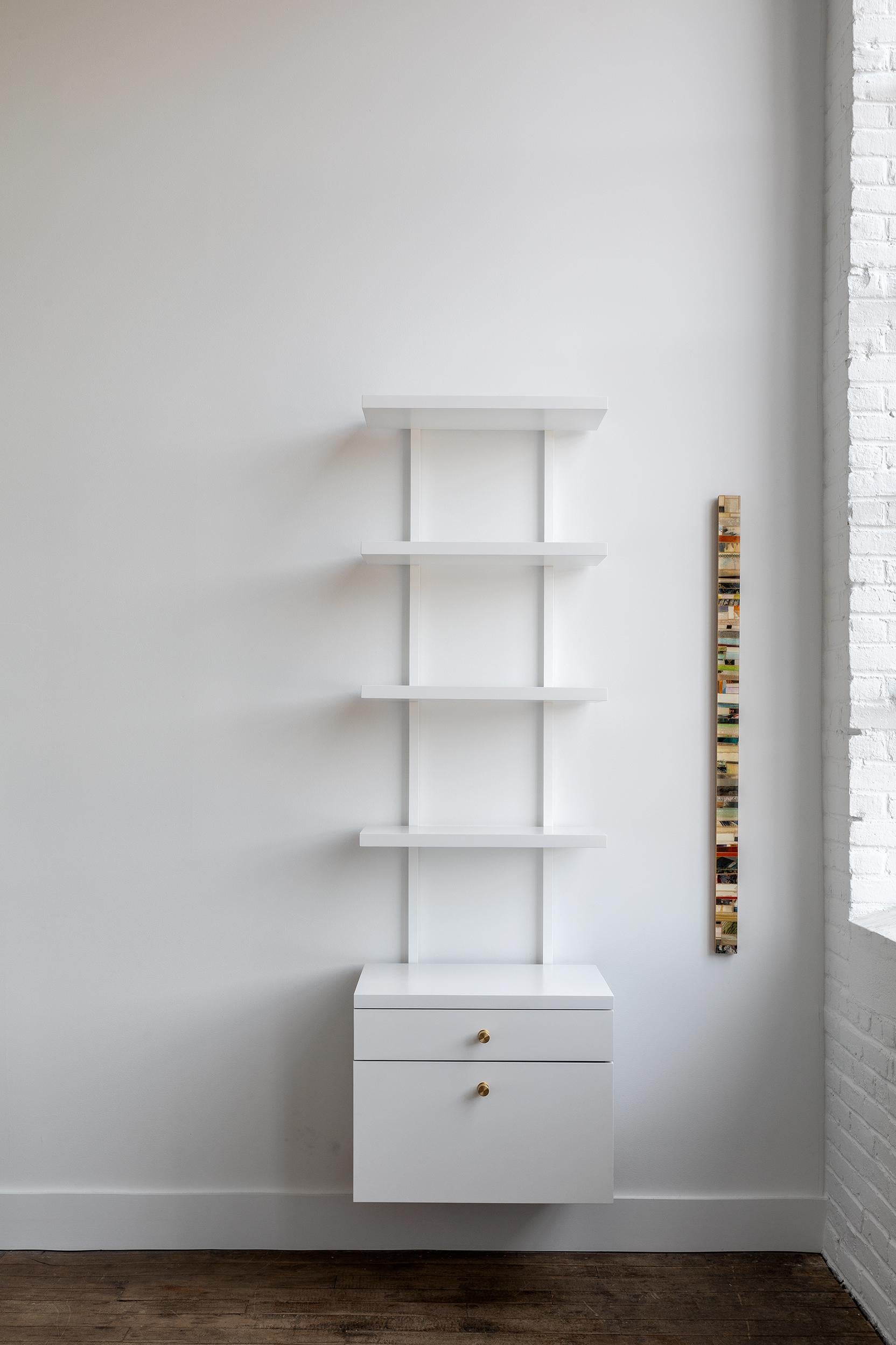 Plus qu'un simple système d'étagères, l'unité murale AS6 est un outil de conception pour créer des meubles muraux distillés à l'essentiel de la ligne, du plan et de la forme. Nous encourageons la combinaison et la configuration sans contrainte de