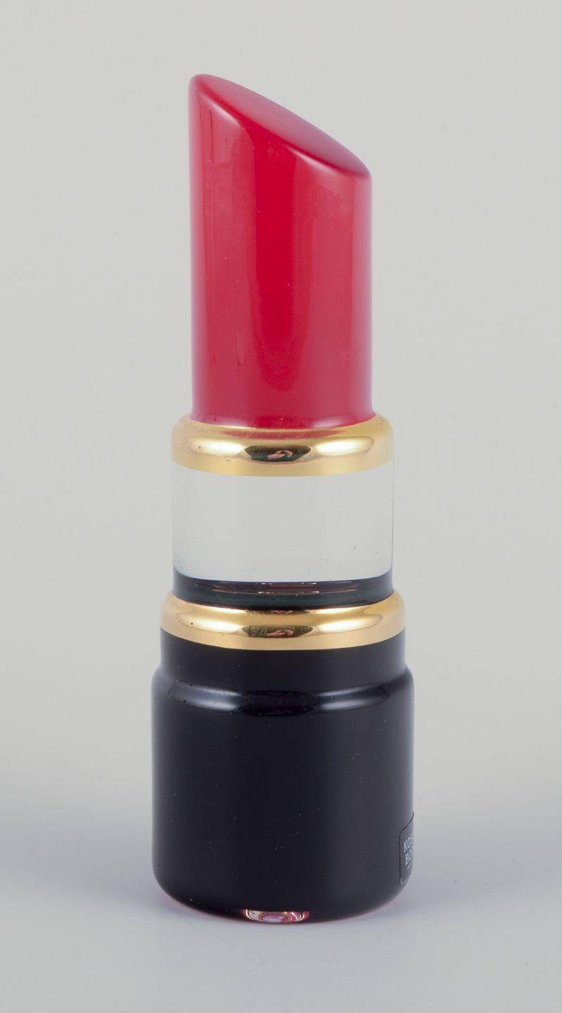 I prodotti usati sono esenti da dazi all'importazione per i clienti statunitensi. 
Pertanto, al tuo acquisto non saranno applicate tariffe di importazione.

Åsa Jungnelius per Kosta Boda, Svezia. 
Scultura 'Make Up' a forma di rossetto.  
Swedish