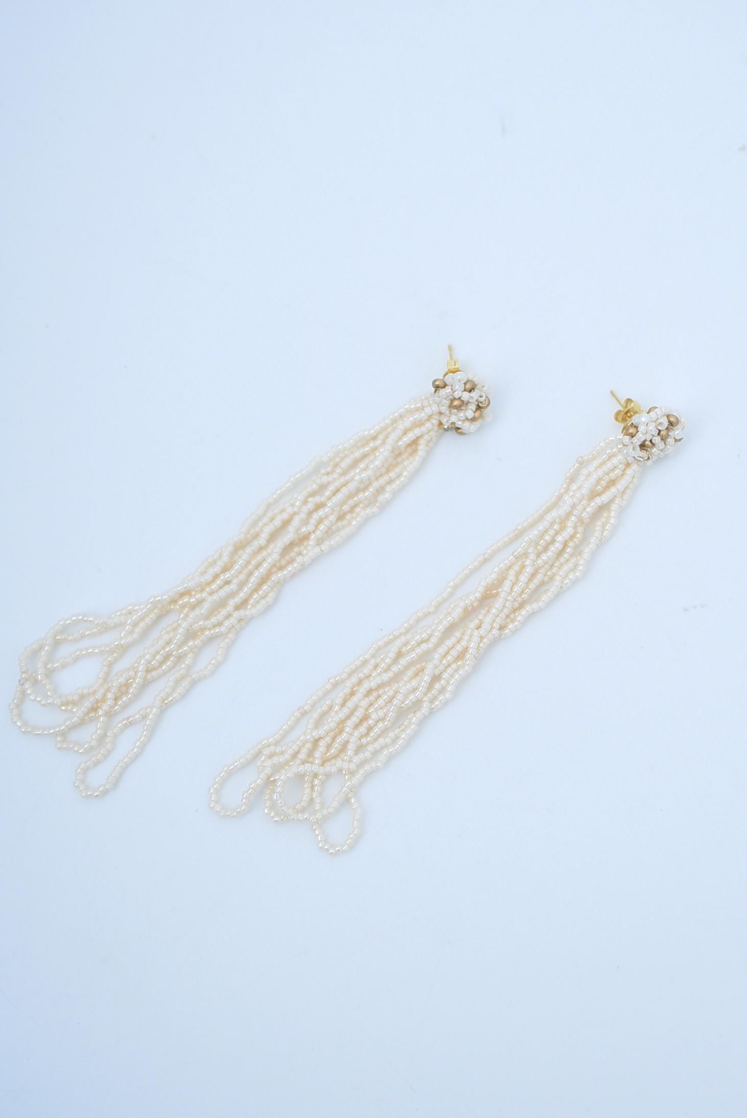 material:brass,glass beads,czech glass,swarovski glass
size:length 10cm


The earrings are made of beautifully cut beads. But when you put them on, they look surprisingly sleek.
They are very delicate and slender.
