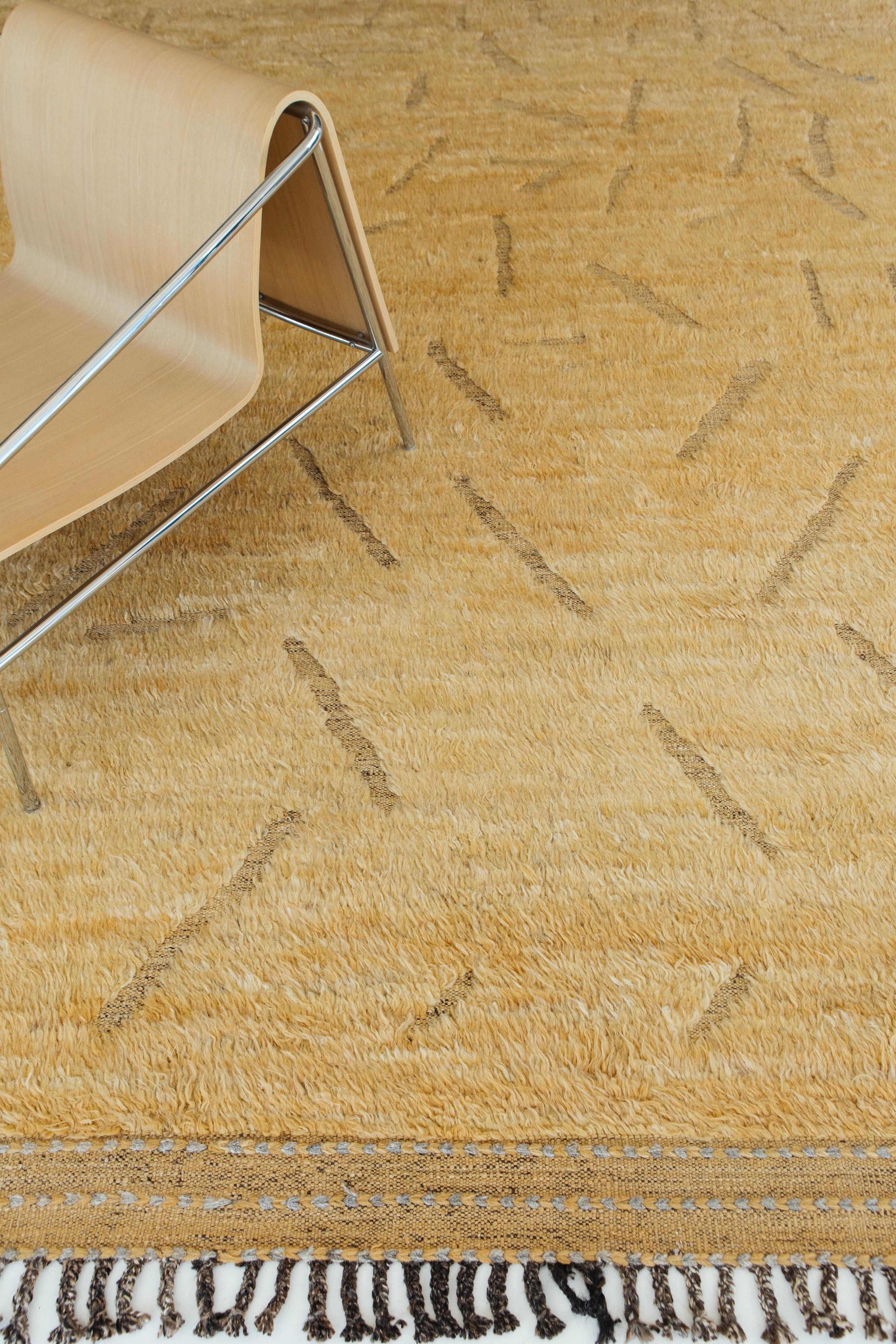 Asarotos ist ein lebhafter, handgeknüpfter Teppich in Kurkuma, der Leben und Licht in den Raum bringt. Das Design ist mit geprägten Details im Zottelflor versehen. Der in Los Angles mit viel Liebe zum Detail entworfene Asarotos ist dafür gemacht,
