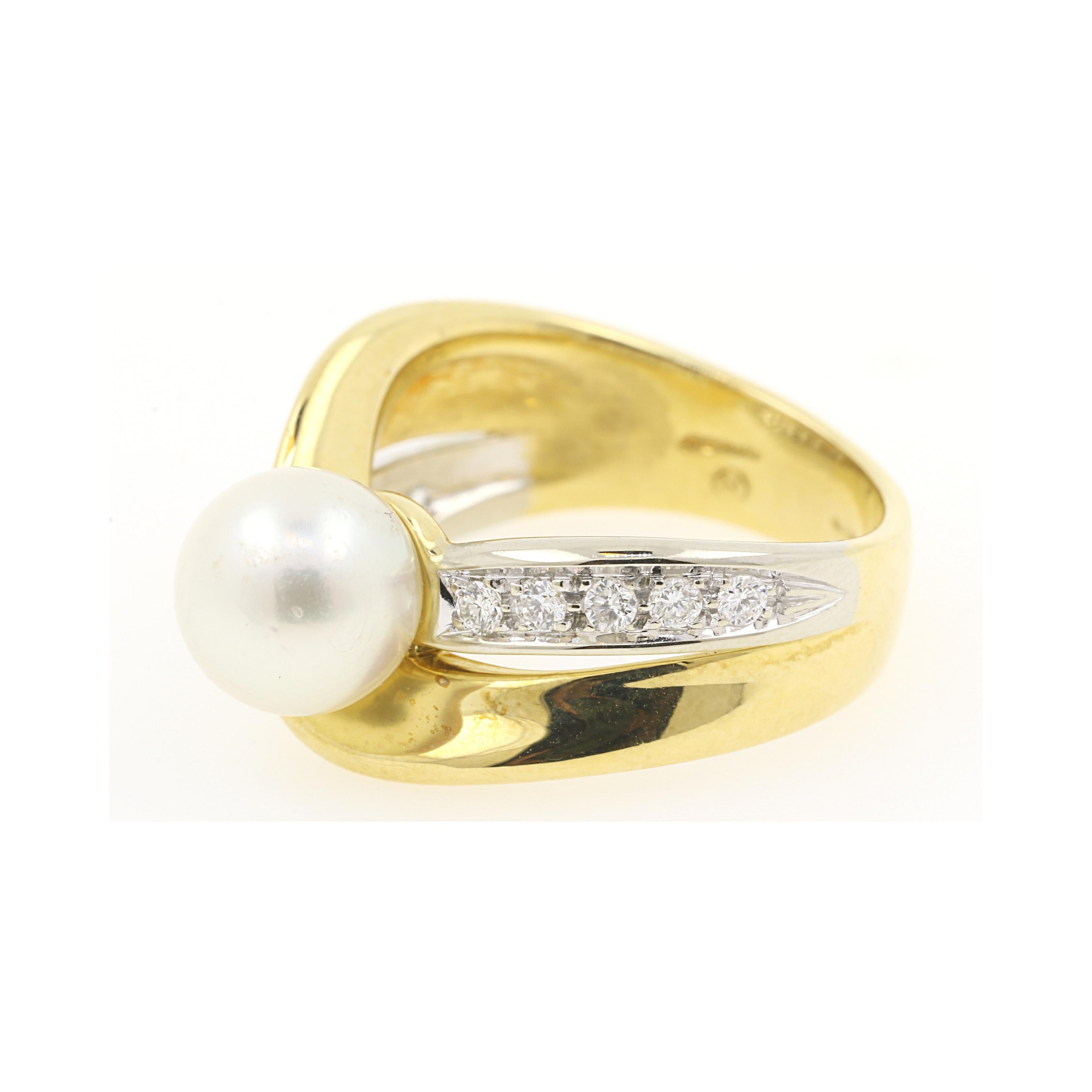 Asayo used to be the brand for Pearls jewelry at the Damiani Group. Today, it is part of the Damiani brand.
This Asayo ring has a central salt sea Japanese Pearl with a contour of  diamonds. It is in 18 Karat yellow  and white gold, with the Pearl