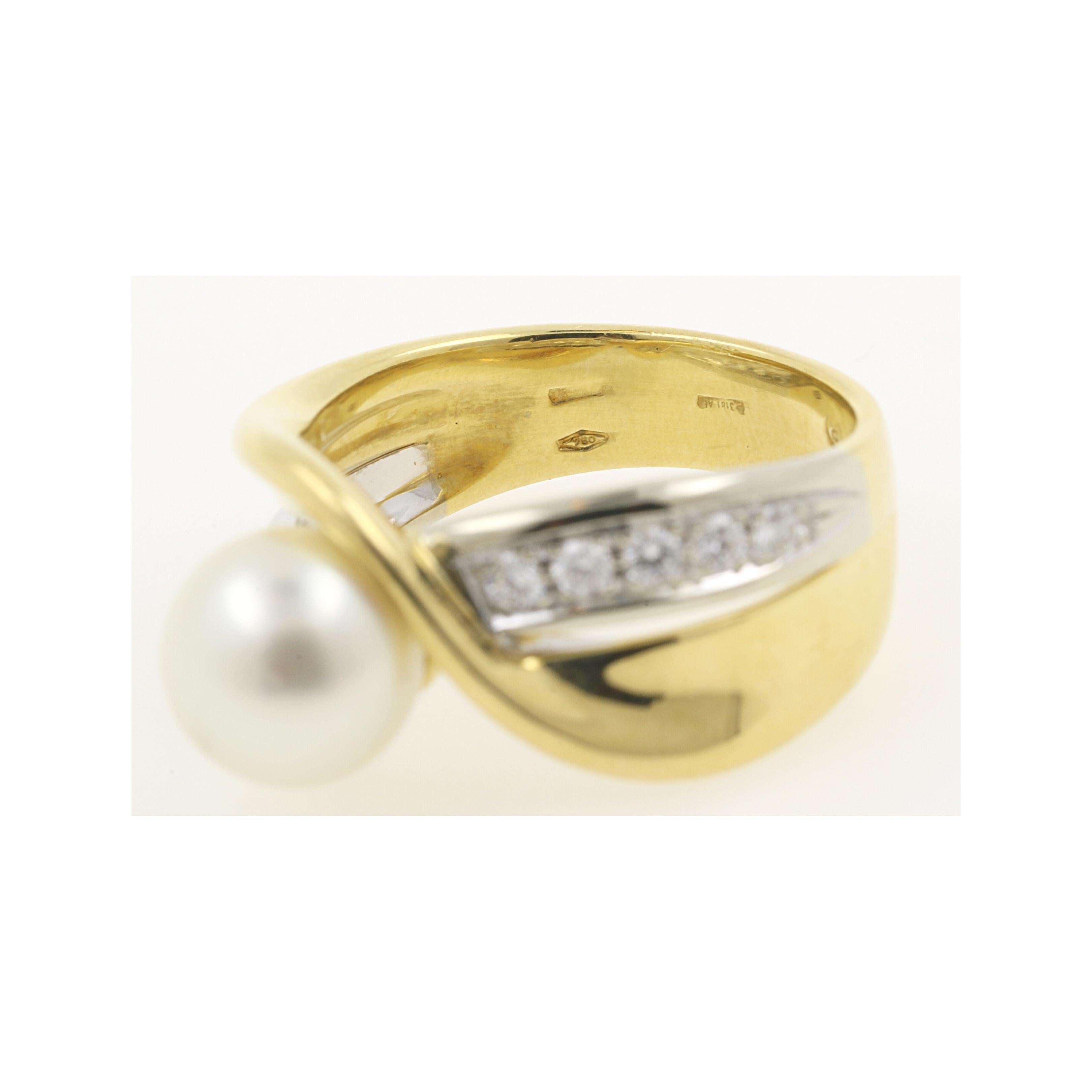 Contemporary Asayo Japanese Pearl and Diamonds 18 Karat Gold Ring 