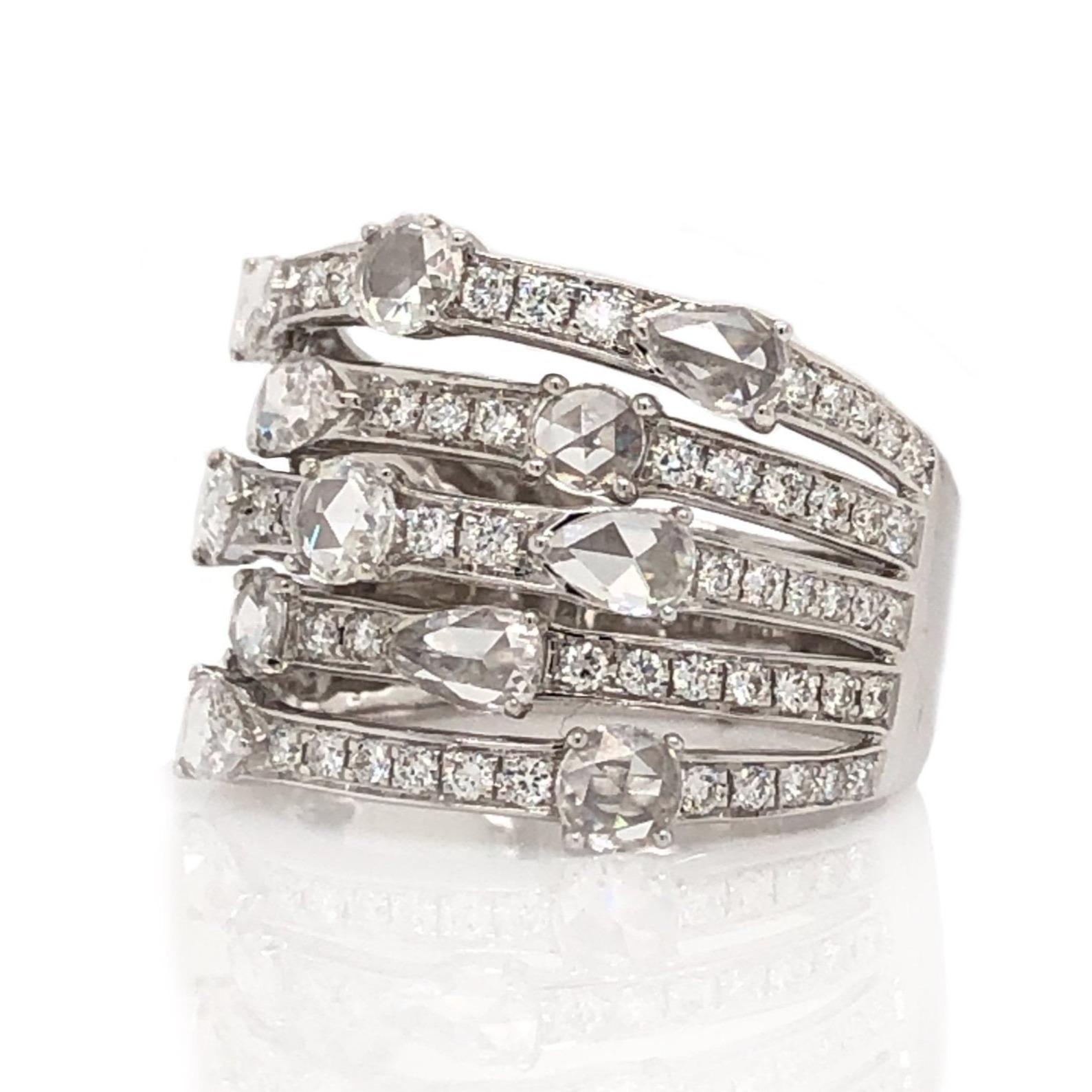 Le bracelet à 5 rangs de la Collection Whiting met en valeur 12 diamants taille rose magnifiquement sertis dans de l'or blanc 18 carats. Cette pièce royale est ornée de 0,74 ctcw de diamants ronds pavés de taille brillante, pour un total combiné de