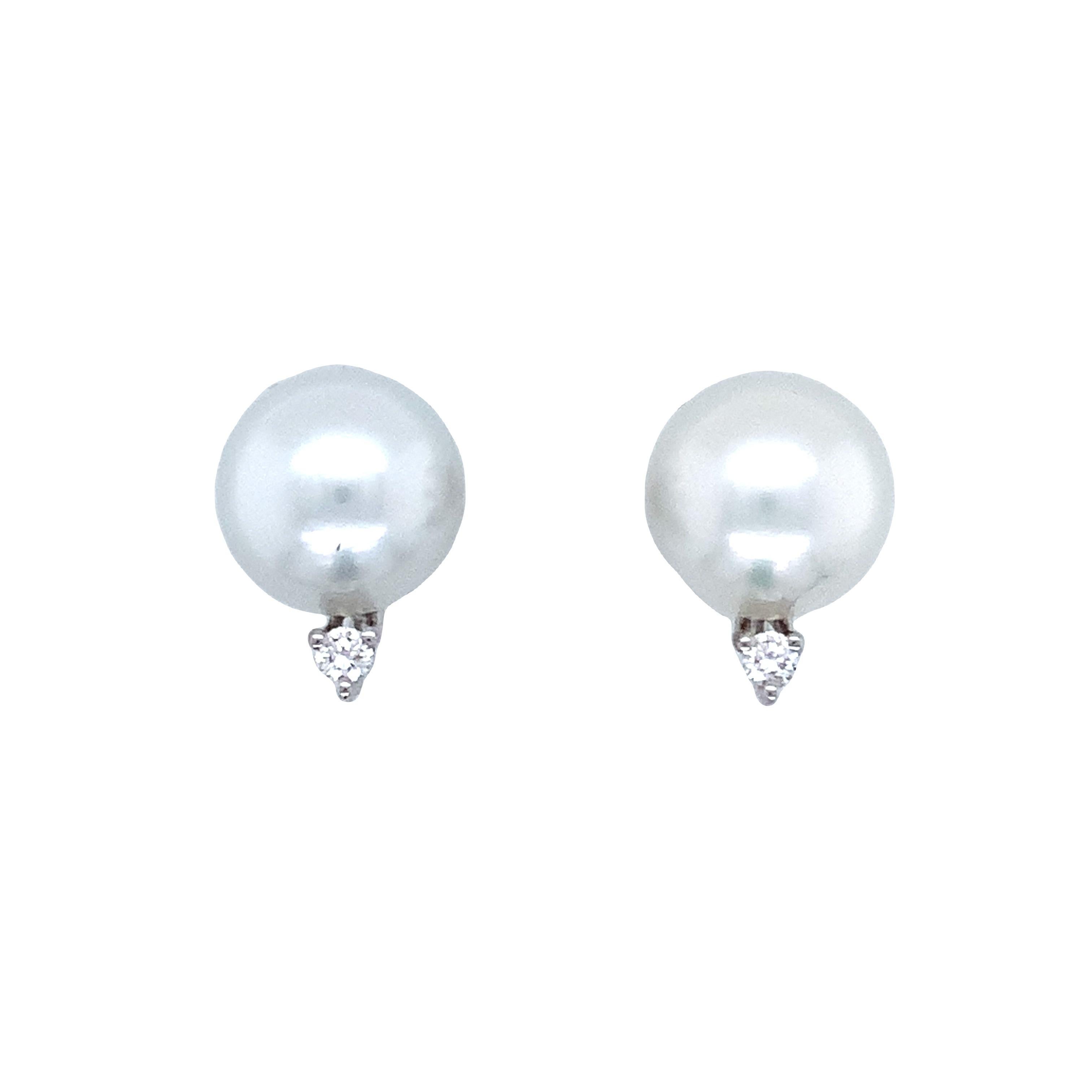 Collection ASBA - Boucles d'oreilles en or blanc 14 carats, perles des mers du Sud et diamants.

Informations supplémentaires :
2 Diamant rond=0,09 ct t.w. Coupe brillante G en couleur SI 1 en clarté Très bien Fait et poli.
2 Perle des mers du Sud