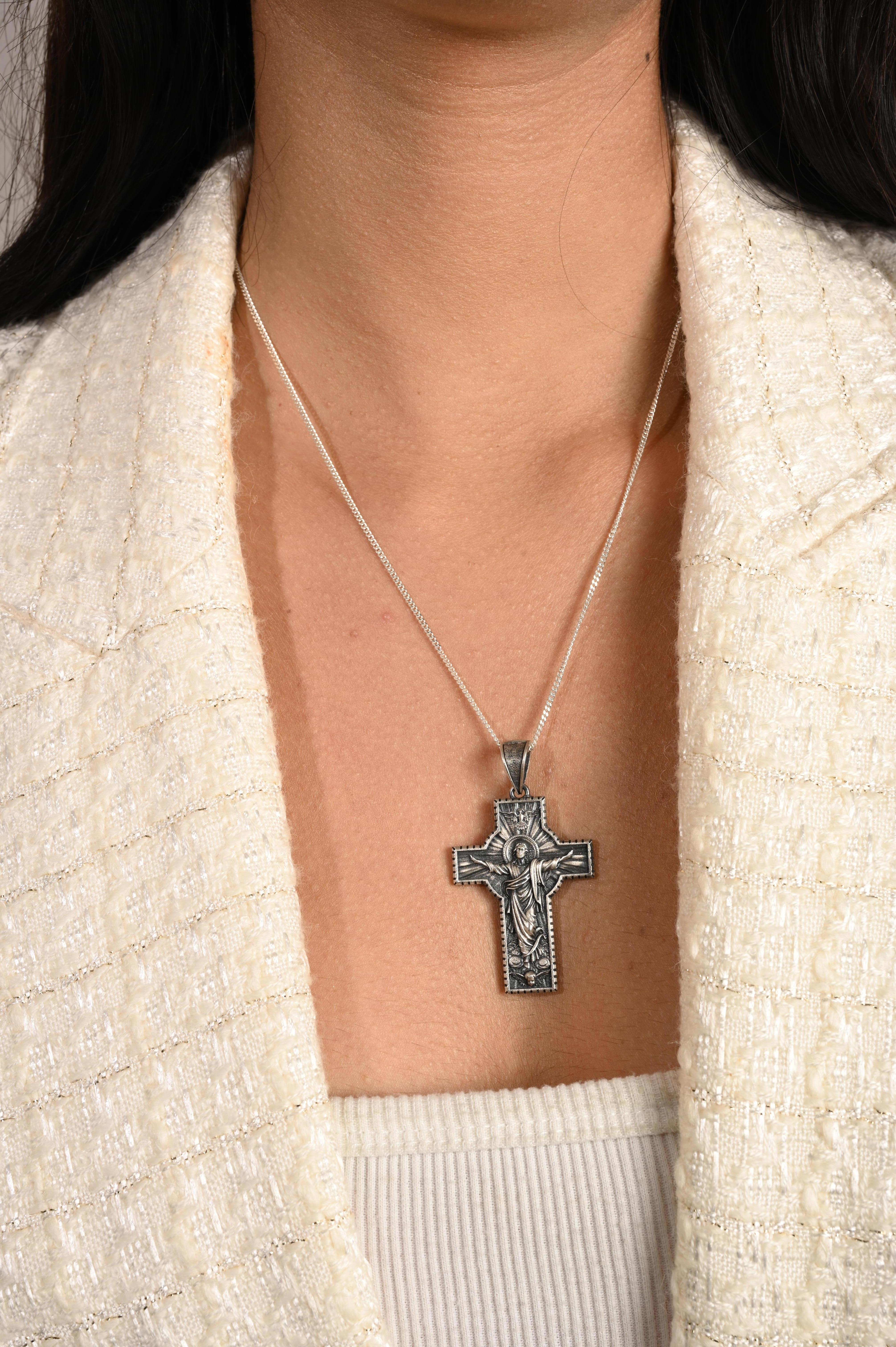 Dieser katholische Jesus am Kreuz-Anhänger ist ein kraftvolles und bedeutungsvolles Medaillon mit einer detaillierten Darstellung von Jesus am Kreuz. Das komplizierte Design fängt den tiefgreifenden Moment des Opfers Christi ein und symbolisiert