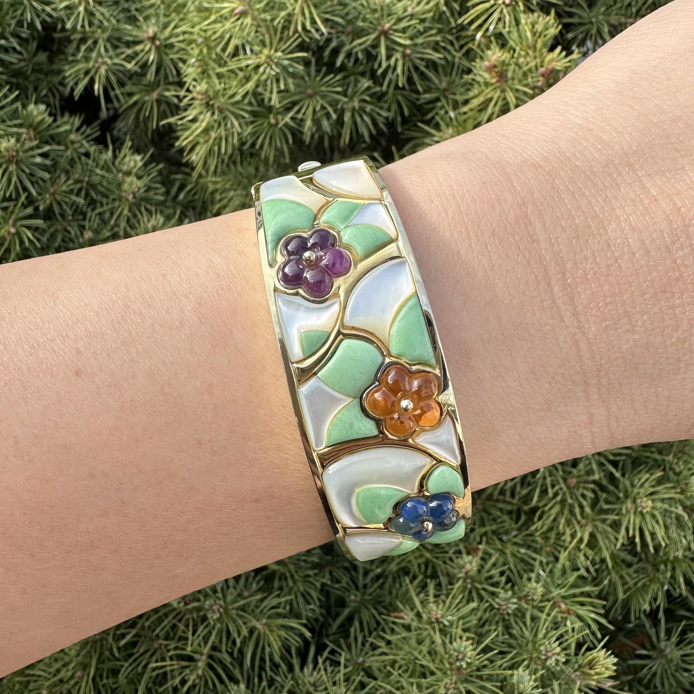 Asch Grossbardt 14k Gold Intarsien Perlmutt Türkis & geschnitzten Steinen Armreif im Angebot 8