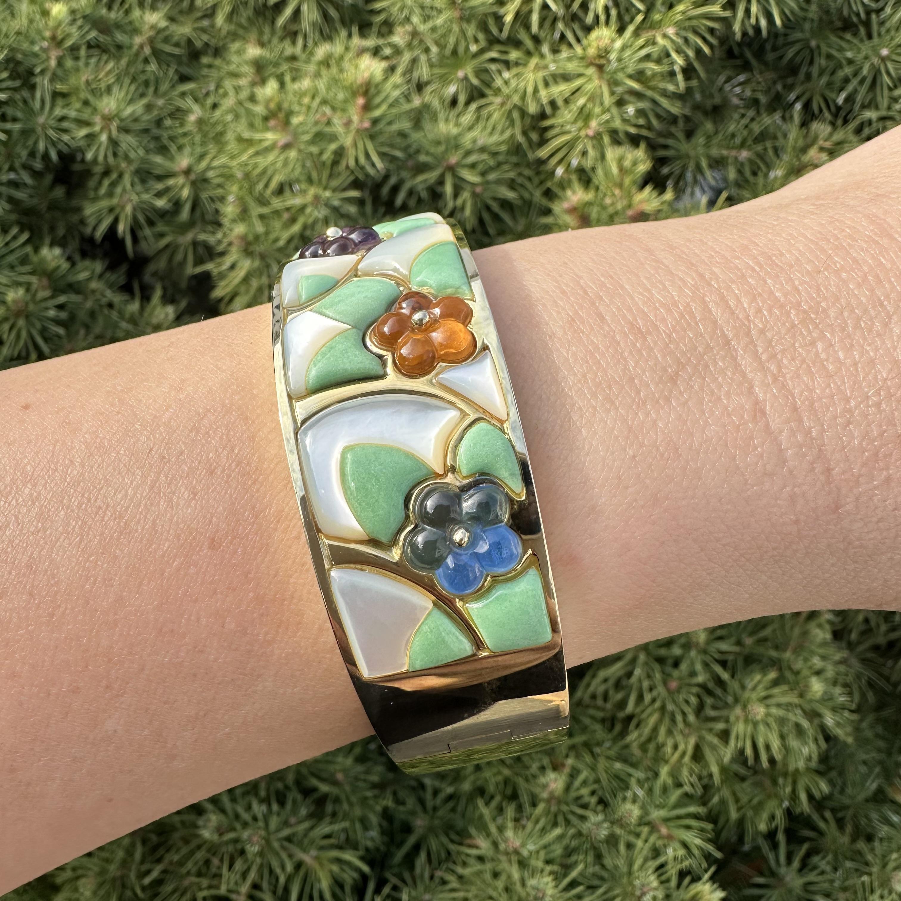 Asch Grossbardt 14k Gold Intarsien Perlmutt Türkis & geschnitzten Steinen Armreif im Angebot 9