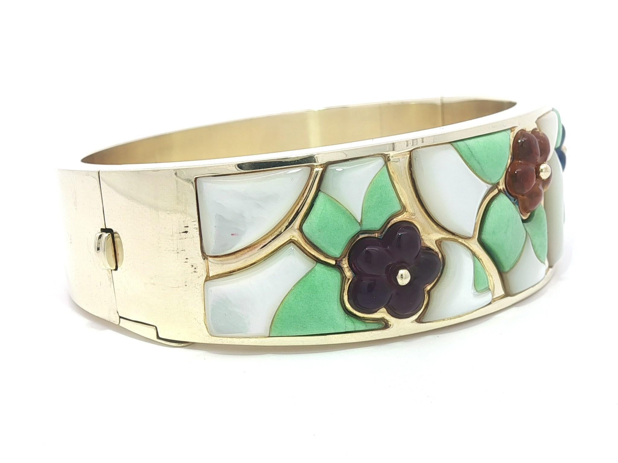 Asch Grossbardt 14k Gold Intarsien Perlmutt Türkis & geschnitzten Steinen Armreif (Gemischter Schliff) im Angebot