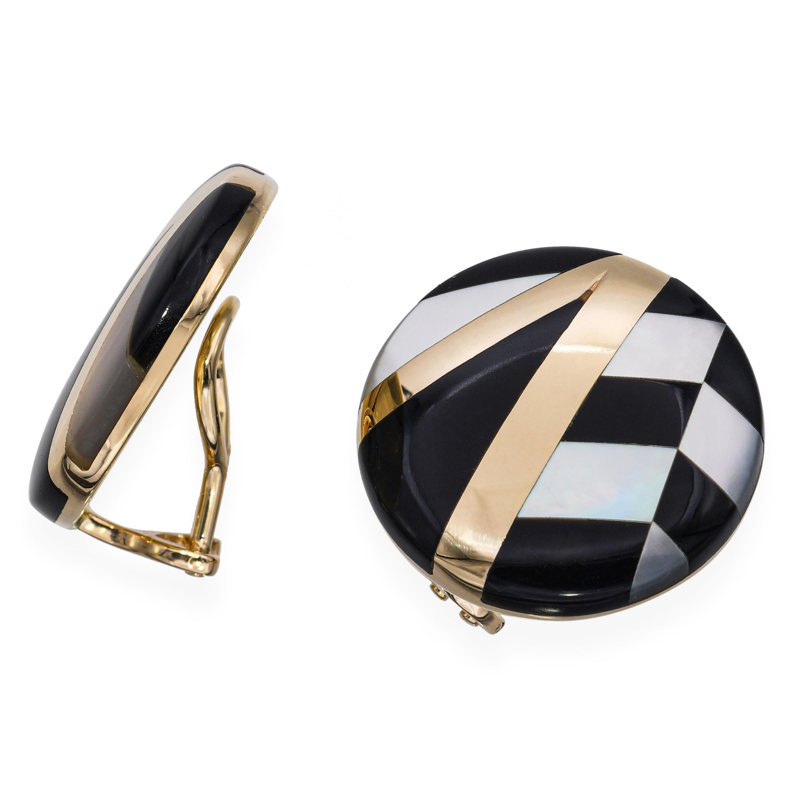Ces boucles d'oreilles vintage sophistiquées sont fabriquées en or jaune 14 carats et présentent une incrustation de nacre lumineuse et d'onyx noir profond. Les couleurs contrastées créent un aspect géométrique audacieux mais élégant, reflétant le