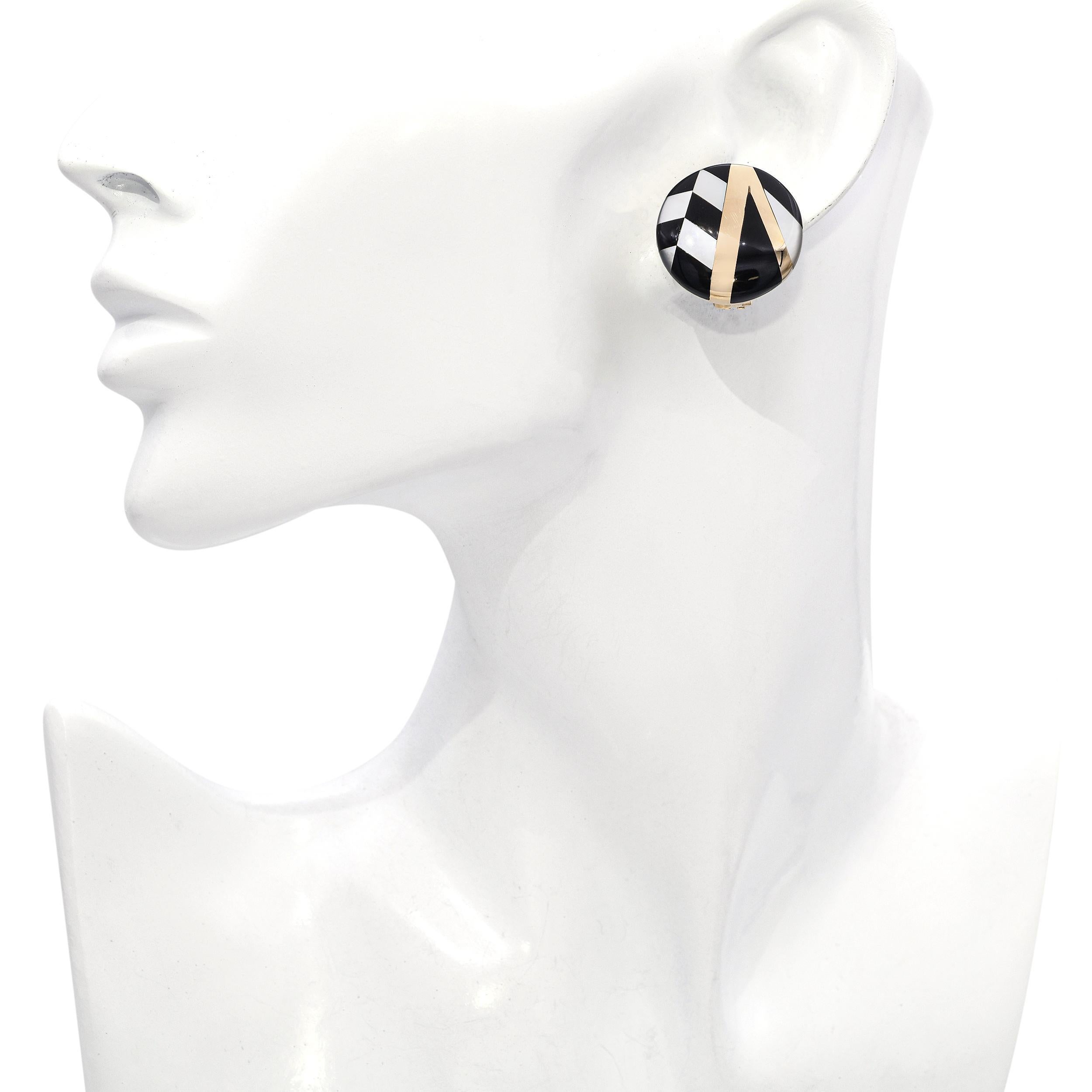 Taille mixte Asch Grossbardt Boucles d'oreilles à clip en or jaune 14k nacre et incrustation d'onyx en vente