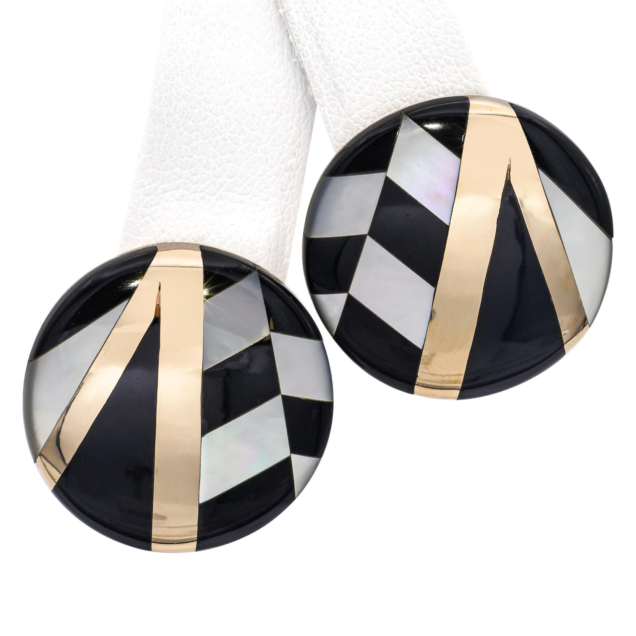 Asch Grossbardt Boucles d'oreilles à clip en or jaune 14k nacre et incrustation d'onyx Bon état - En vente à New York, NY