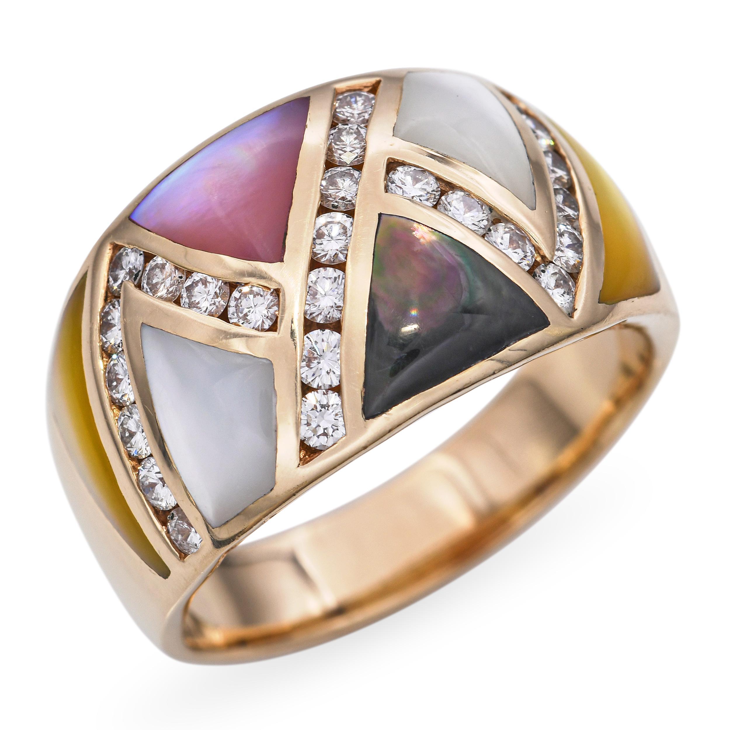 Dieser auffällige Ring von Asch Grossbardt ist aus 14-karätigem Gelbgold gefertigt und zeigt die für die Marke charakteristische geometrische Perlmutteinlage, die elegant von schimmernden Goldlinien eingerahmt wird. Das Design wird durch 0,87 tcw