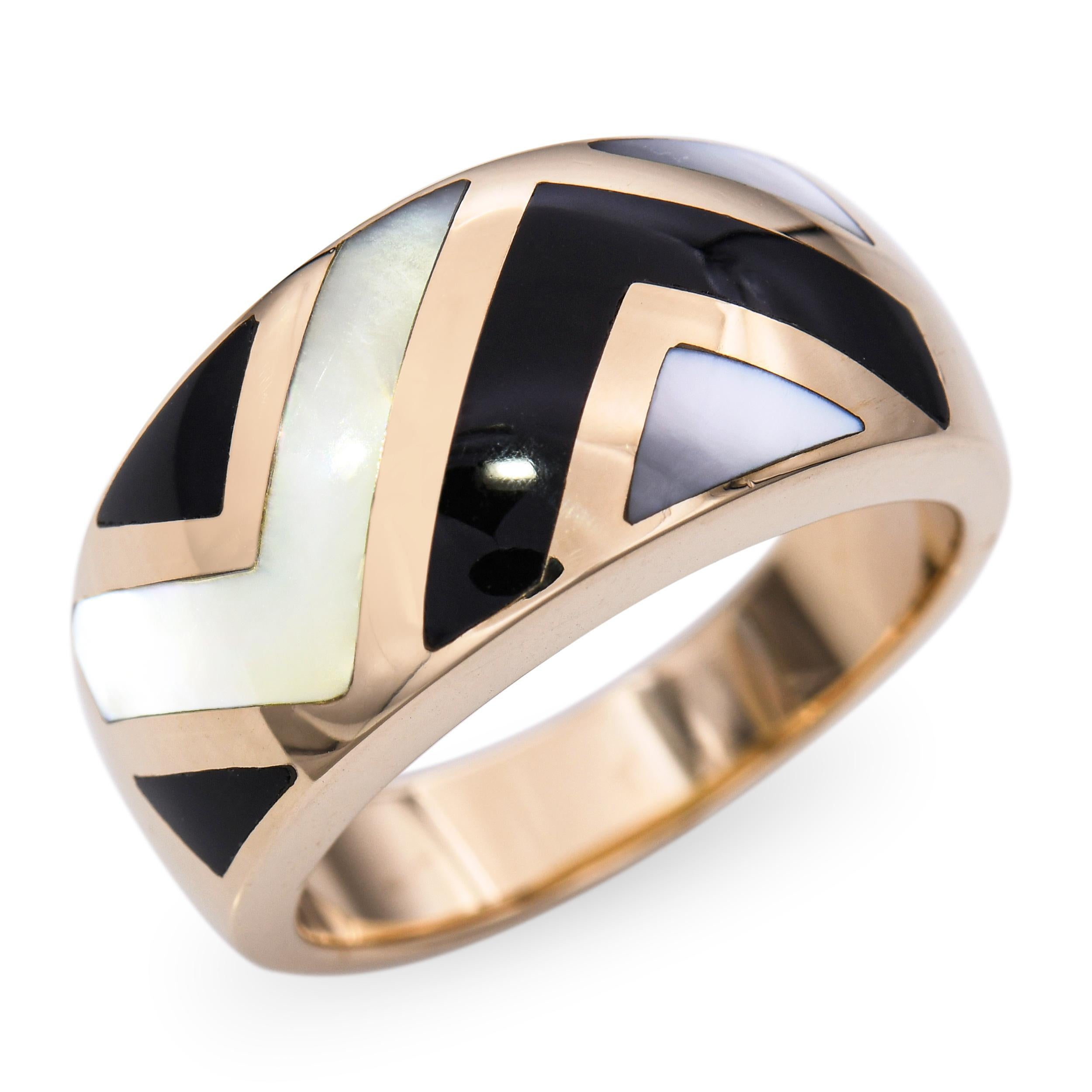 Cette bague audacieuse et sophistiquée de Asch Grossbardt est fabriquée en or jaune 14 carats et présente une incrustation géométrique saisissante. L'alternance de sections d'onyx noir brillant et de nacre lumineuse forme un captivant motif en