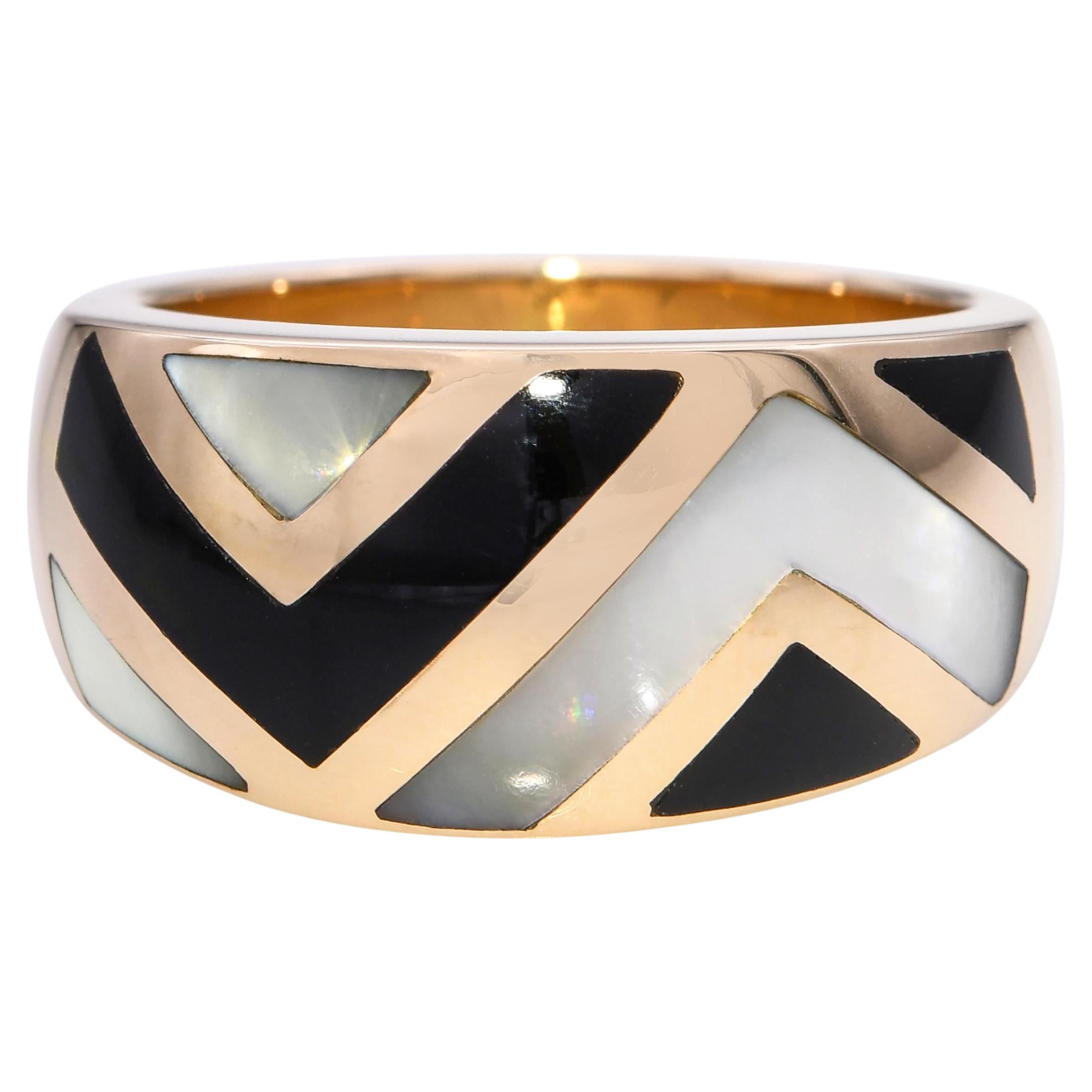 Asch Grossbardt Bague en or jaune 14k incrustée d'onyx et de nacre en vente