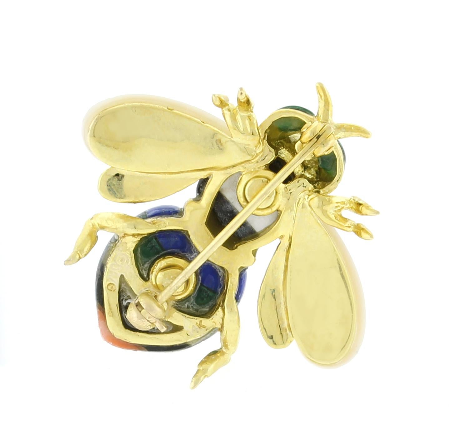 Cette épingle de Asch Grossbardt est incrustée de différentes pierres précieuses.  
♦ Designer : Asch Grossbardt
Métal : or jaune 14kt
Pierres précieuses : Ailes de nacre et autres pierres précieuses
♦ Circa : 1980
Longueur : 1 3/16 pouce
Largeur :