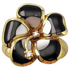 Bague fleur Asch Grossbardt en or jaune 18 carats, onyx et nacre