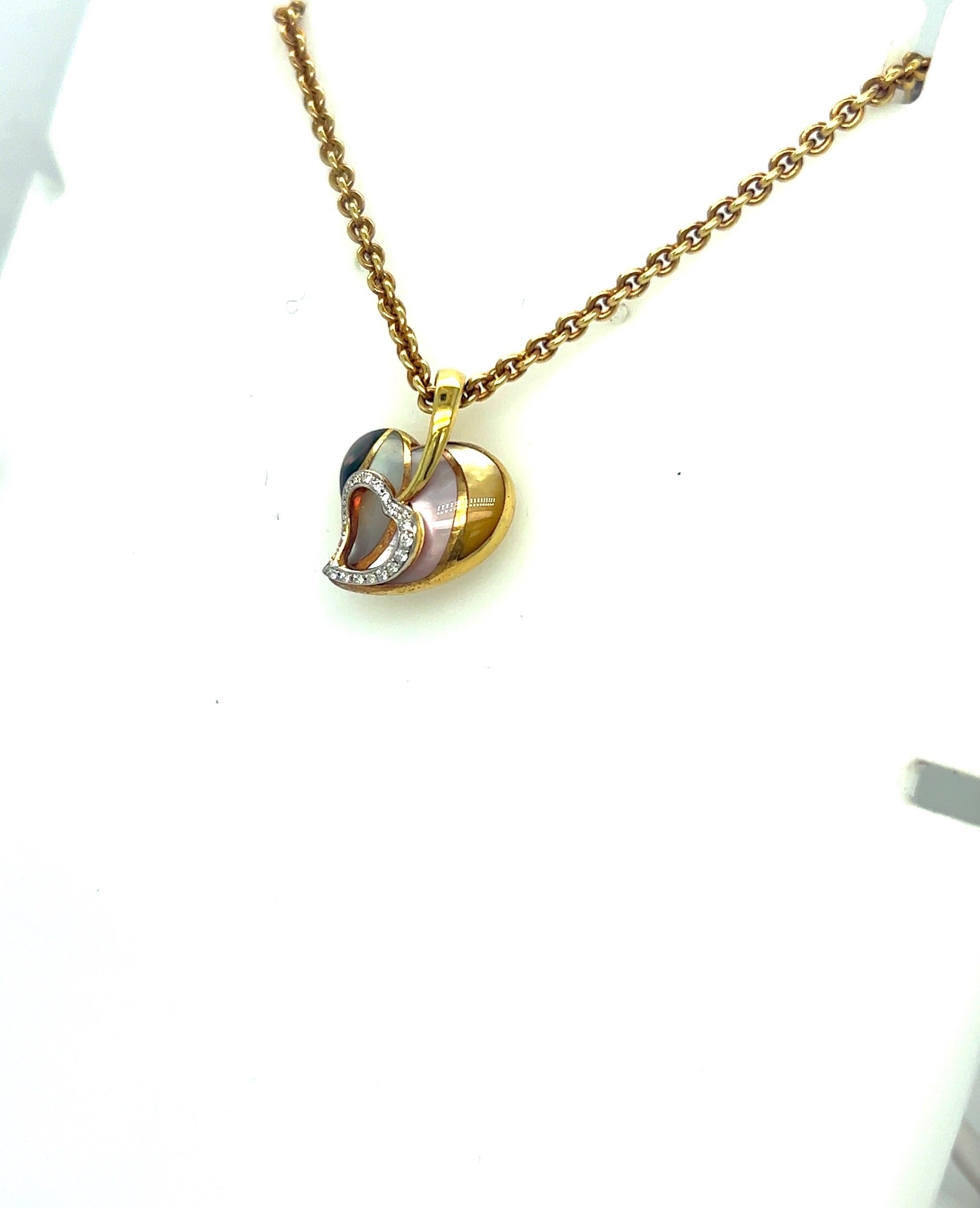 Conçu par Asch Grossbardt, ce collier pendentif en or jaune 18 carats est très facile à porter. Design/One avec un cœur de 1/2