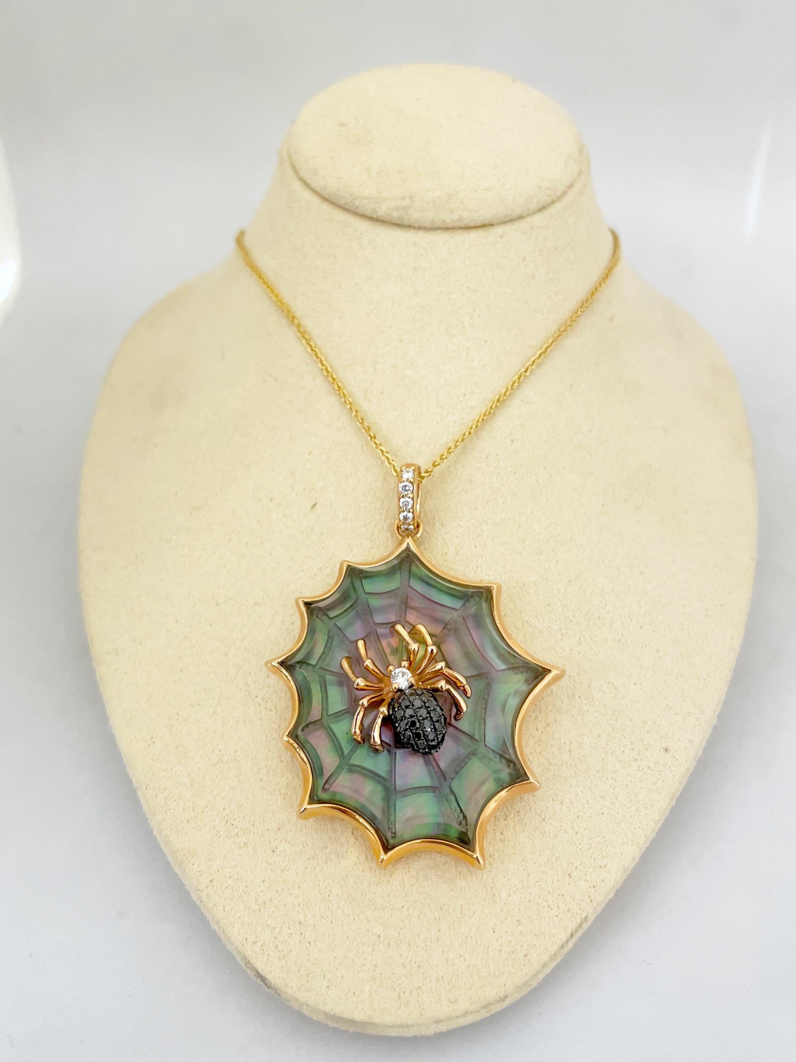 Conçu par Asch Grossbardt, ce pendentif unique en or rose 18 carats est façonné comme un  araignée ornée de bijoux, assise sur sa toile. La nacre noire sculptée à la main forme la toile de l'araignée en diamant noir et blanc. Des diamants ronds