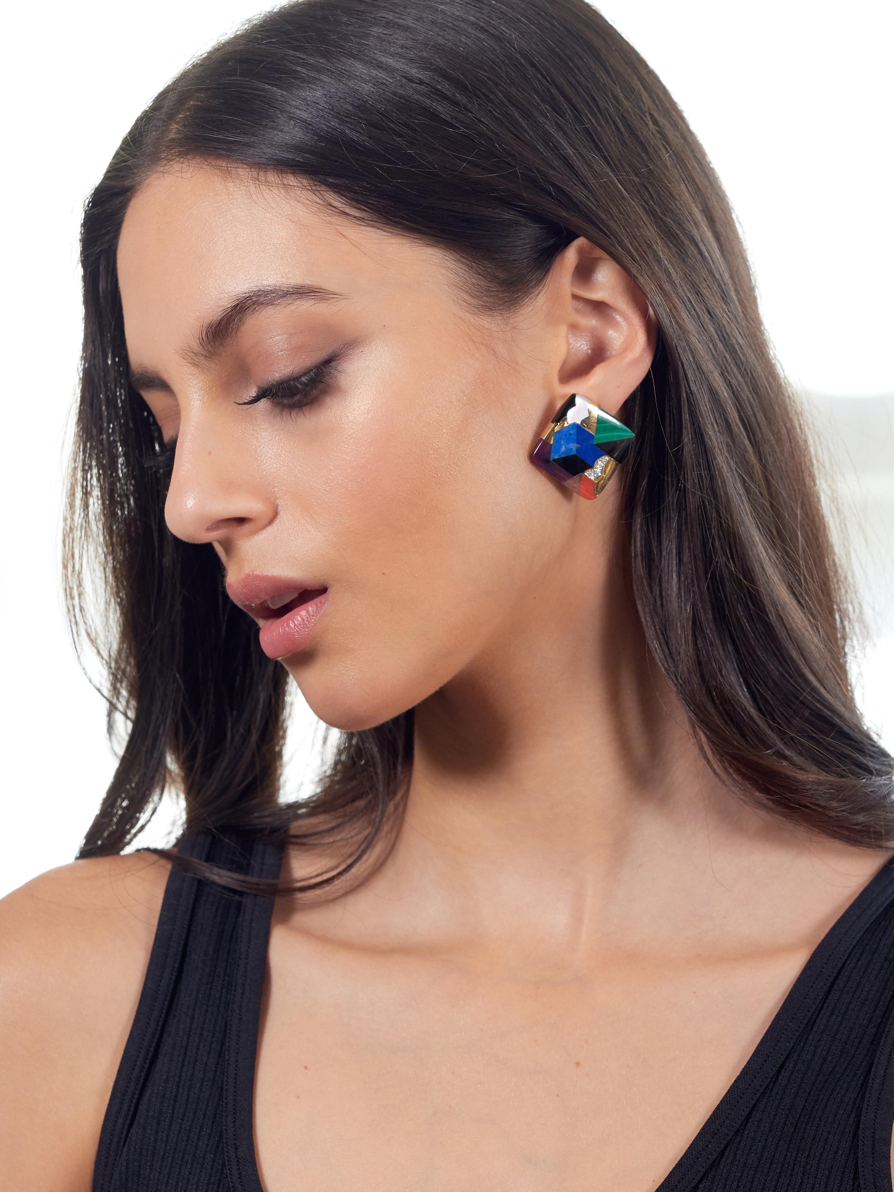Entworfen als kissenförmige Formen mit einem abstrakten geometrischen Muster, in das Edelsteine eingelegt sind
Bestehend aus Lapislazuli, Malachit, Onyx, Amethyst, Türkis und Koralle
Undurchsichtig, mittelblau, grün, schwarz, violett, hellgrün-blau