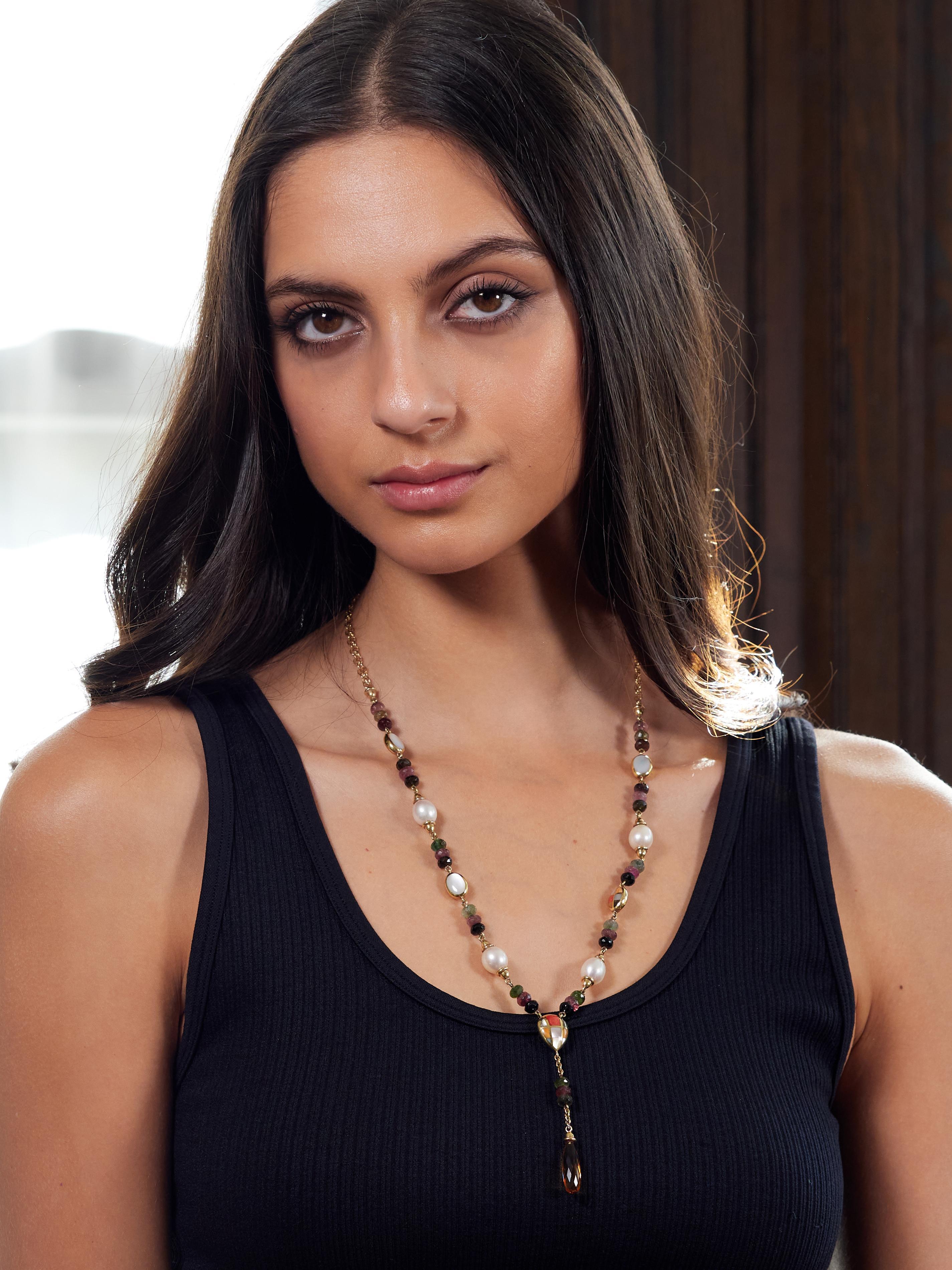 Composto da una catena a maglie d'oro raddoppiate che termina con una goccia stile lariat.
Accentuato da perle, stazioni di intarsio e perline sfaccettate a rondelle
Le perle sono barocche di 9,0 x 11,0 mm, di colore bianco con una forte