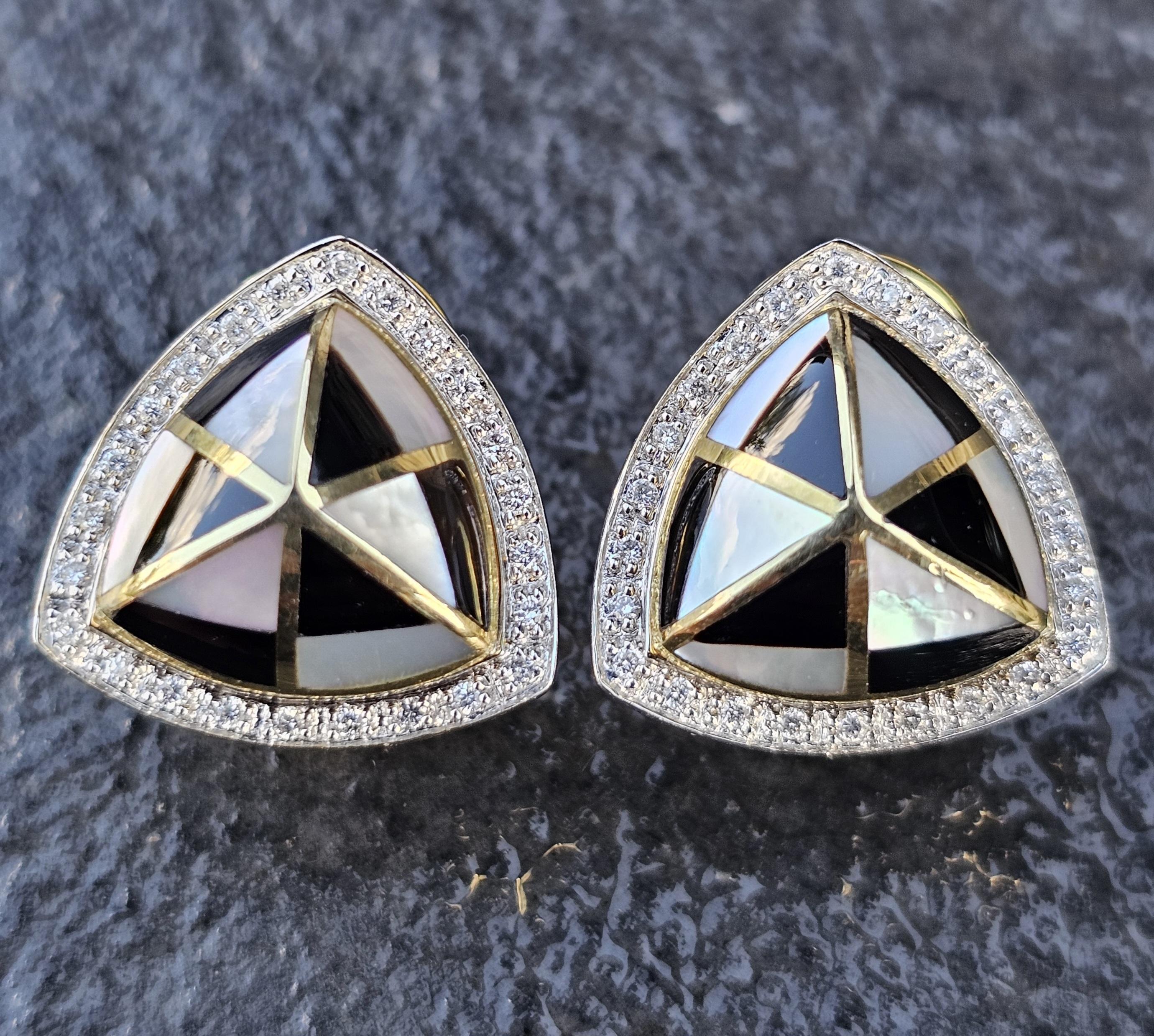 Élevez votre style avec ces superbes boucles d'oreilles Asch Grossbardt. Réalisées en or jaune 14k, elles présentent un motif géométrique saisissant. Les boucles d'oreilles sont ornées de diamants blancs, de nacre et d'onyx, créant un contraste