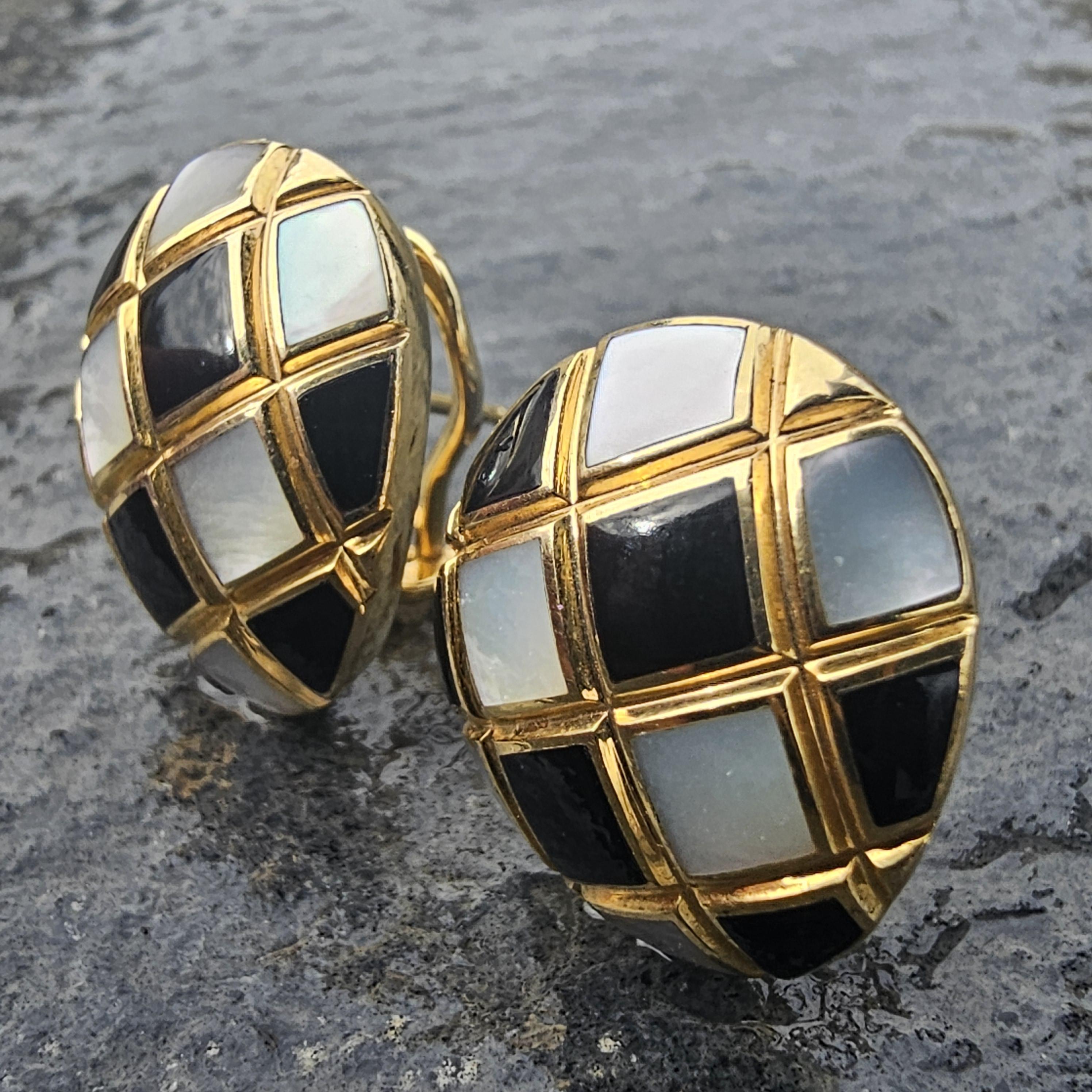 Ces boucles d'oreilles Asch Grossbardt présentent un design géométrique captivant avec un motif en damier. Réalisées en or jaune 14k, elles présentent une alternance de carrés de nacre lustrée et d'onyx profond. L'armature en or ajoute une touche