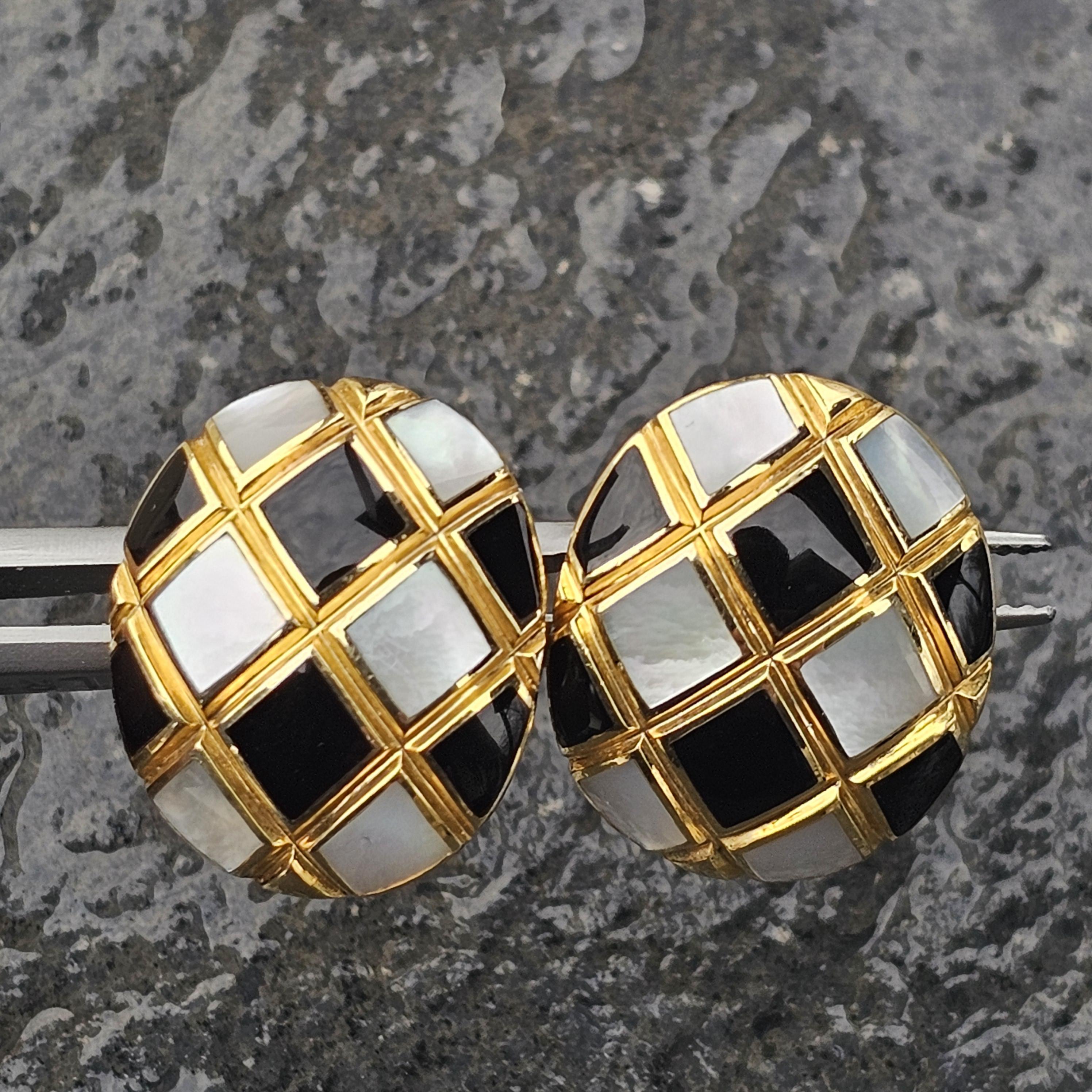 Taille cabochon Asch Grossbardt Boucles d'oreilles Perle mère MOP Onyx incrusté Or jaune 14k 12.5g en vente