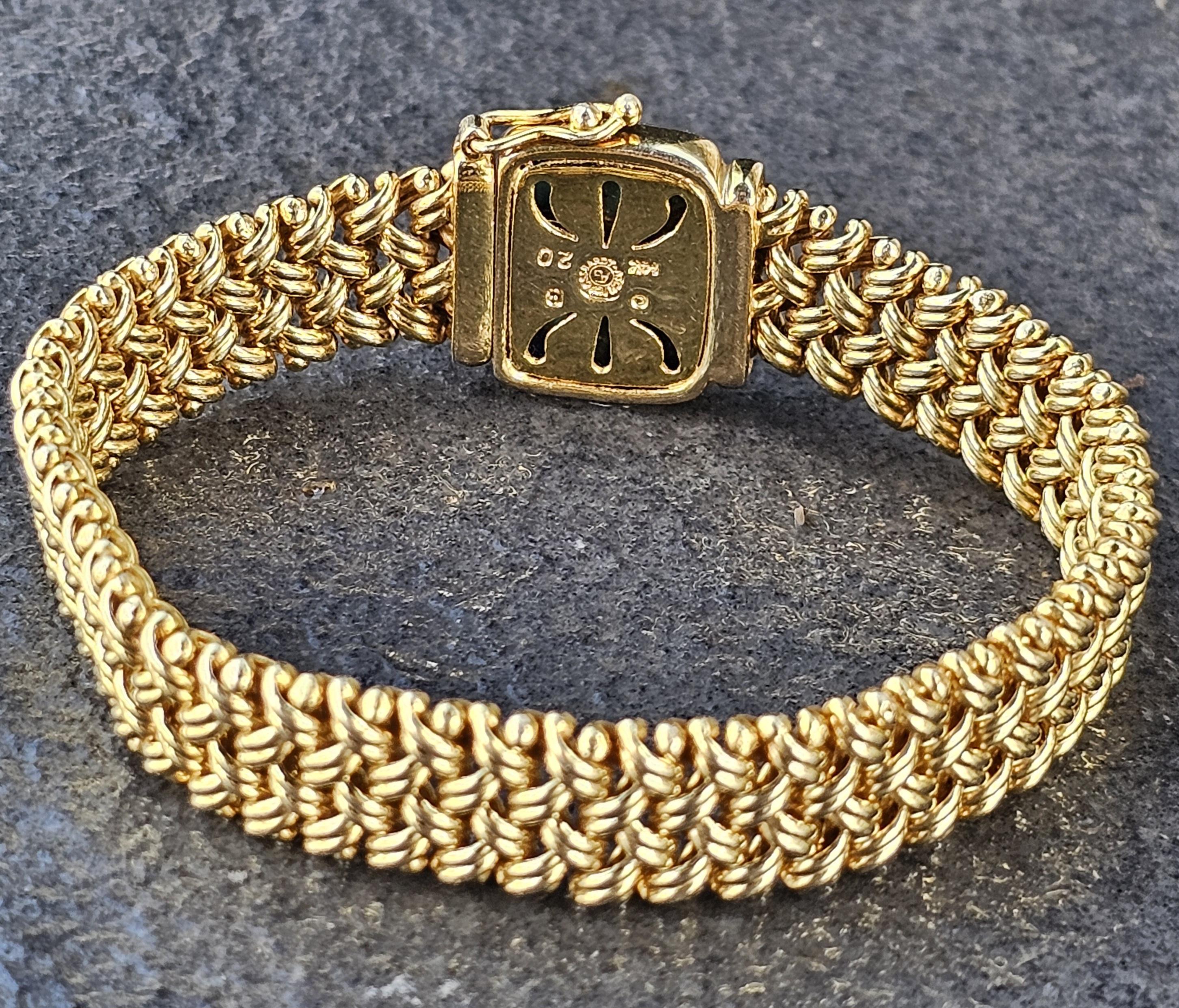 Cet exquis bracelet à maillons de Asch Grossbardt présente un motif géométrique saisissant avec des incrustations de turquoise vibrante et de lapis bleu profond. La pièce centrale est ornée de diamants blancs, ajoutant une touche d'éclat. Fabriqué