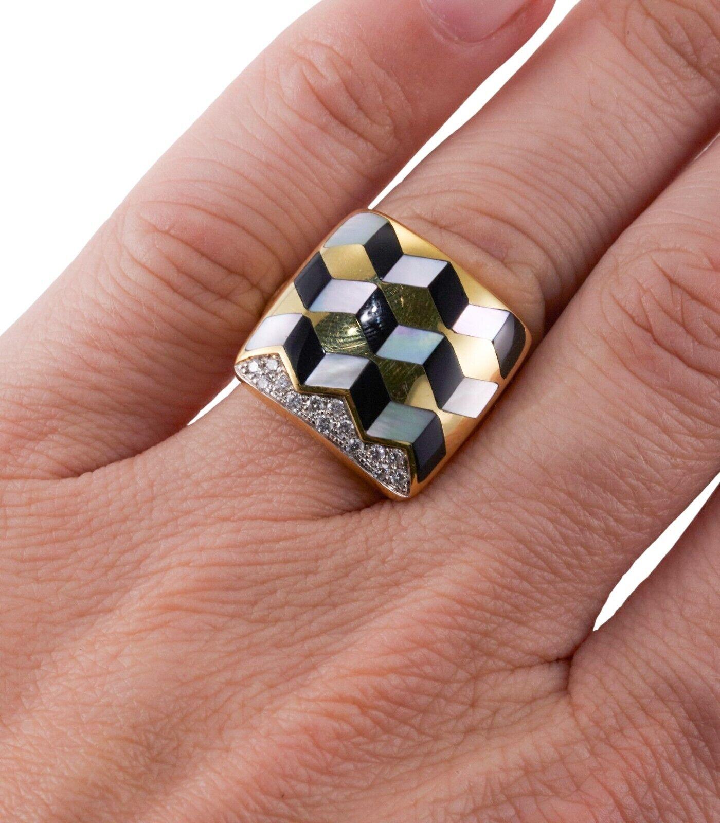 Ring aus 14k Gelbgold, besetzt mit Perlmutt, Onyx und Diamanten - ca. 0,14ctw. Ring Größe 6.5, Oberteil ist 20mm x 18mm. 11,2 Gramm.