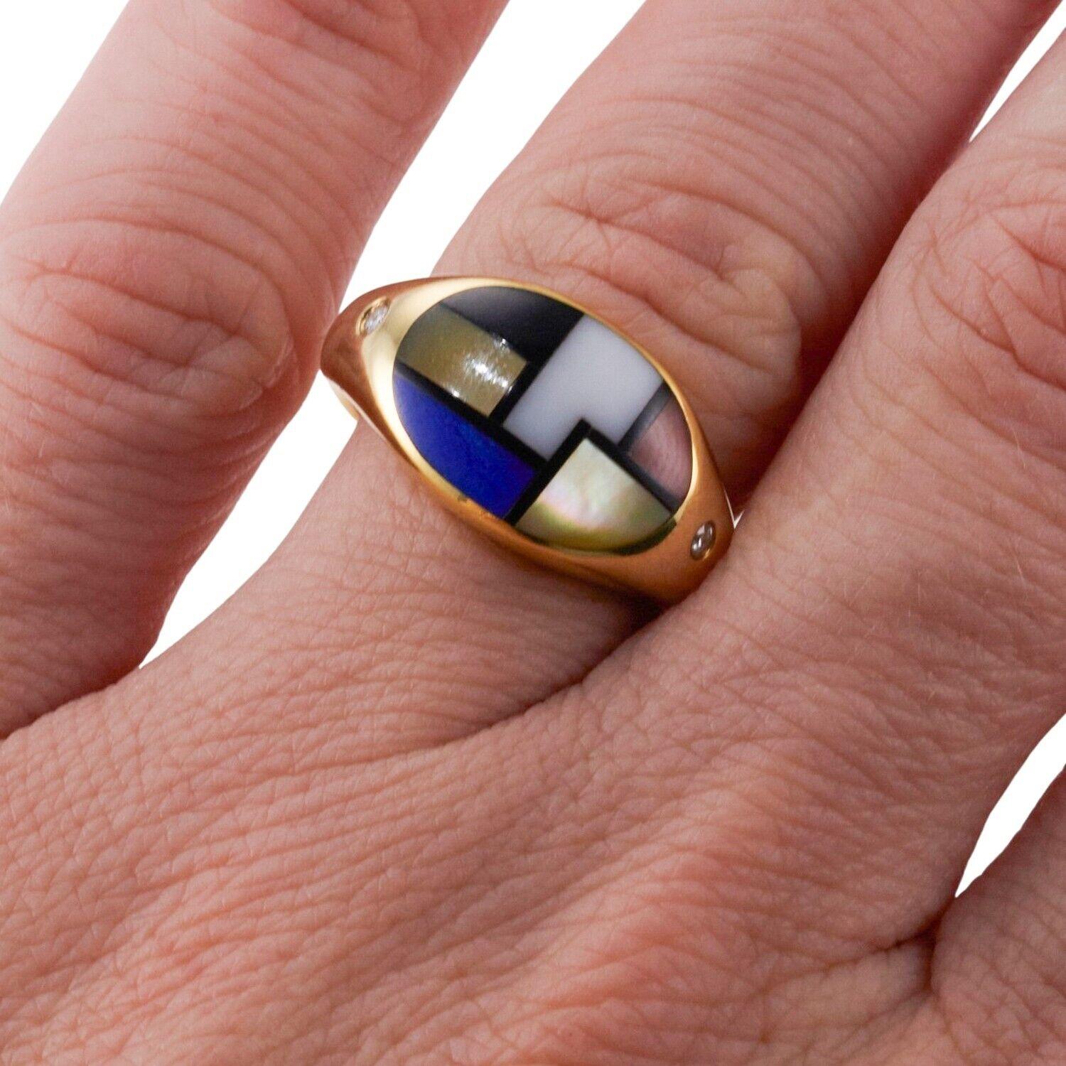 Ein Ring aus 14 Karat Gelbgold, besetzt mit Diamanten, Perlmutt, Onyx, Lapis und Koralle. Ring Größe 7, 11 mm breit.  6,3 Gramm.