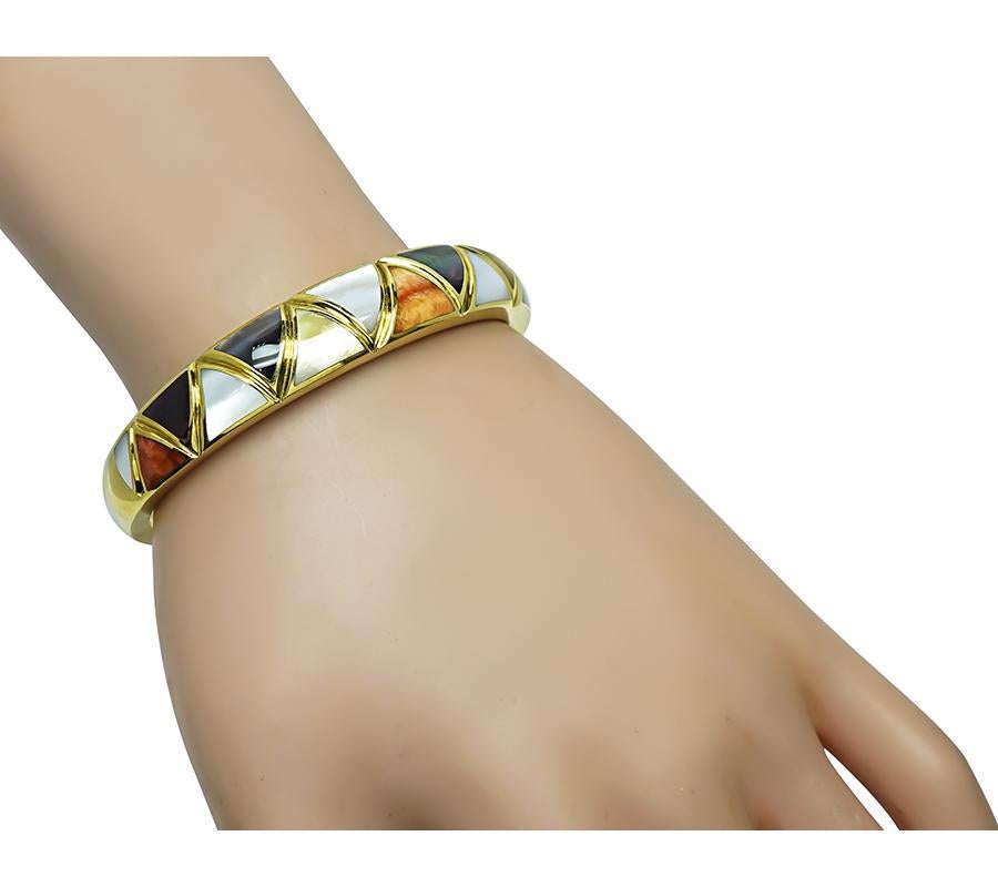 Questo è uno splendido braccialetto in oro giallo 14k di Asch Grossbardt. Il braccialetto è incastonato con un'incantevole maglia di gemme multicolore intarsiate in madreperla bianca e grigia e diaspro. Il braccialetto ha una larghezza che va da 5,5