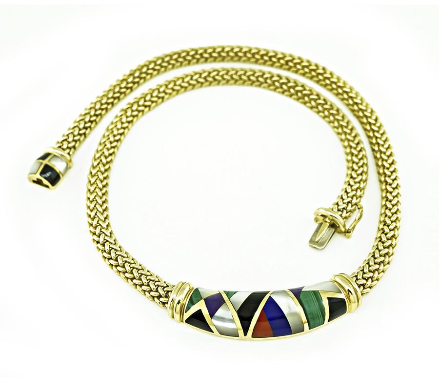 Dies ist eine charmante 14k Gelbgold Halskette von Asch Grossbardt. Die Halskette ist mit einem schönen Geflecht aus mehrfarbigen Intarsien aus Perlmutt, Onyx, Jaspis, Amethyst, Malachit und Lapis besetzt. Die Halskette ist 16 1/2 Zoll lang und