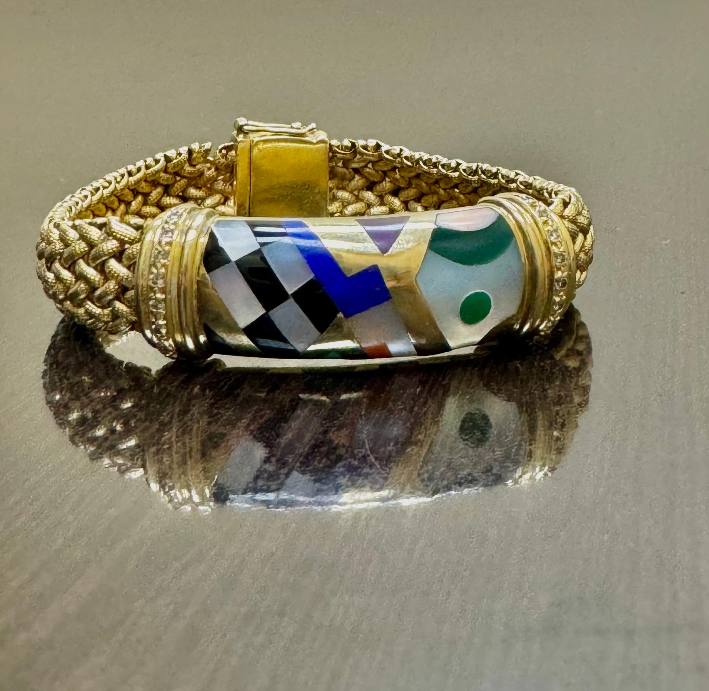 DeKara Design Designer Collection'S 

Metallo- Oro rosa 18 carati, .750.  54,20 grammi.

Pietre: 18 diamanti rotondi di colore G-H, purezza VS2-SI1, 0,20 carati, madreperla, onice nera, corallo, malachite, turchese, giada viola e lapislazzuli. 

La