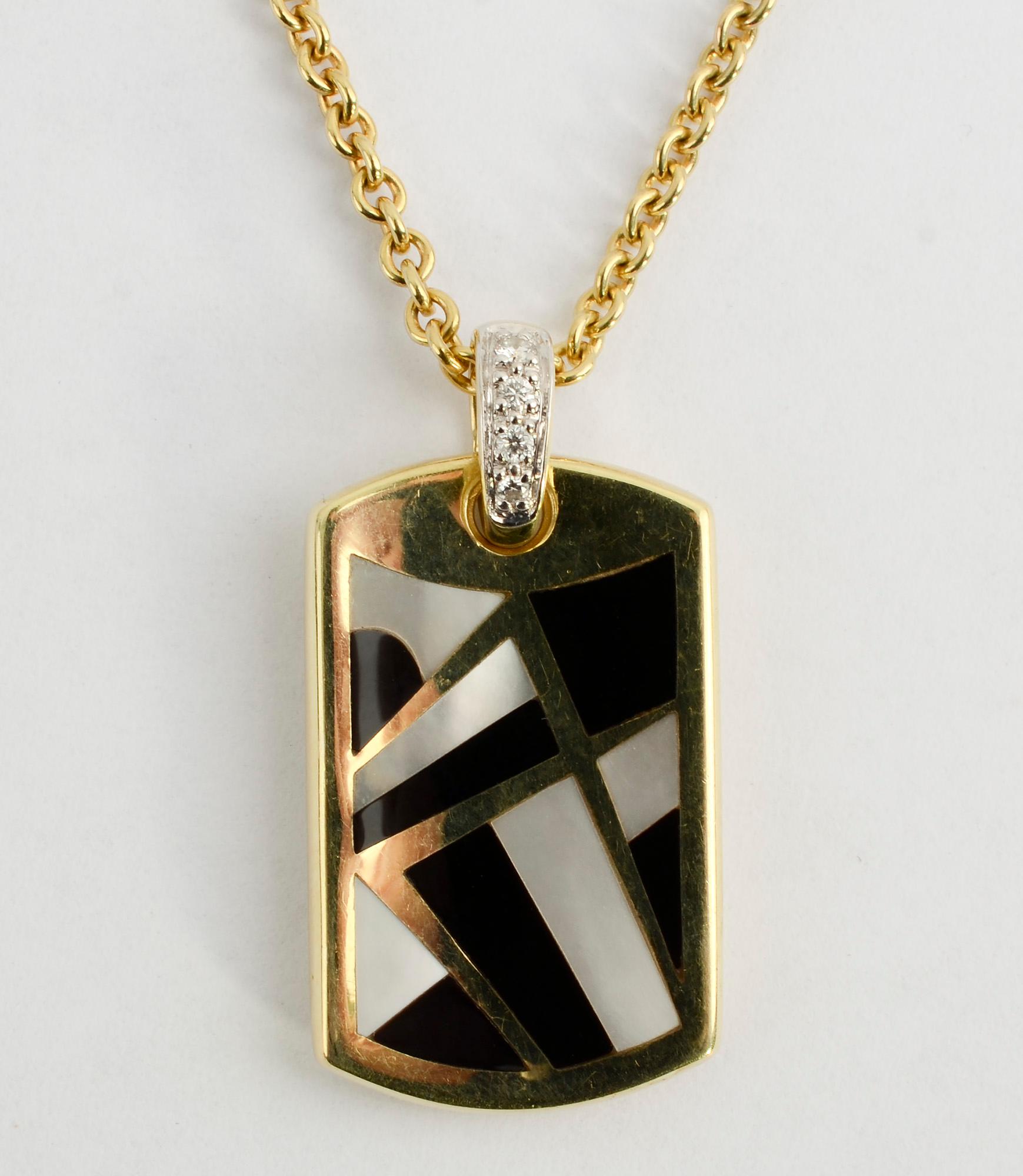 Halskette mit Anhänger aus Onyx, Perlmutt und Diamanten von Asch Grossbardt (Brillantschliff) im Angebot