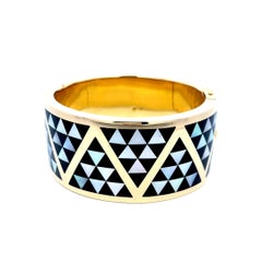 Manschette aus 18 Karat Gelbgold mit Onyx und Perlmutt von Asch Grossbardt