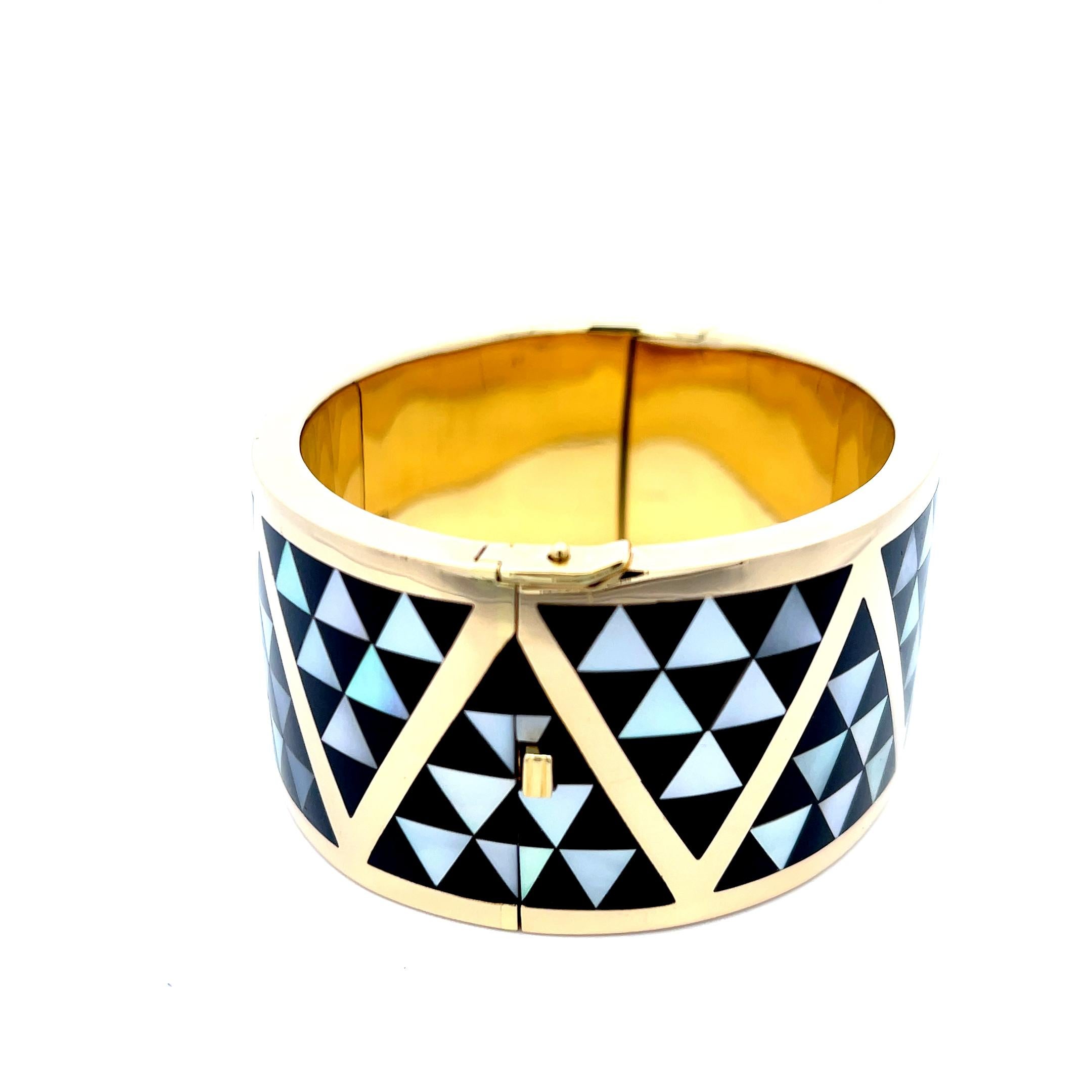Asch Grossbardt Onyx & Mother-of-Pearl Cuff 18K Yellow Gold In Good Condition For Sale In Dallas, TX