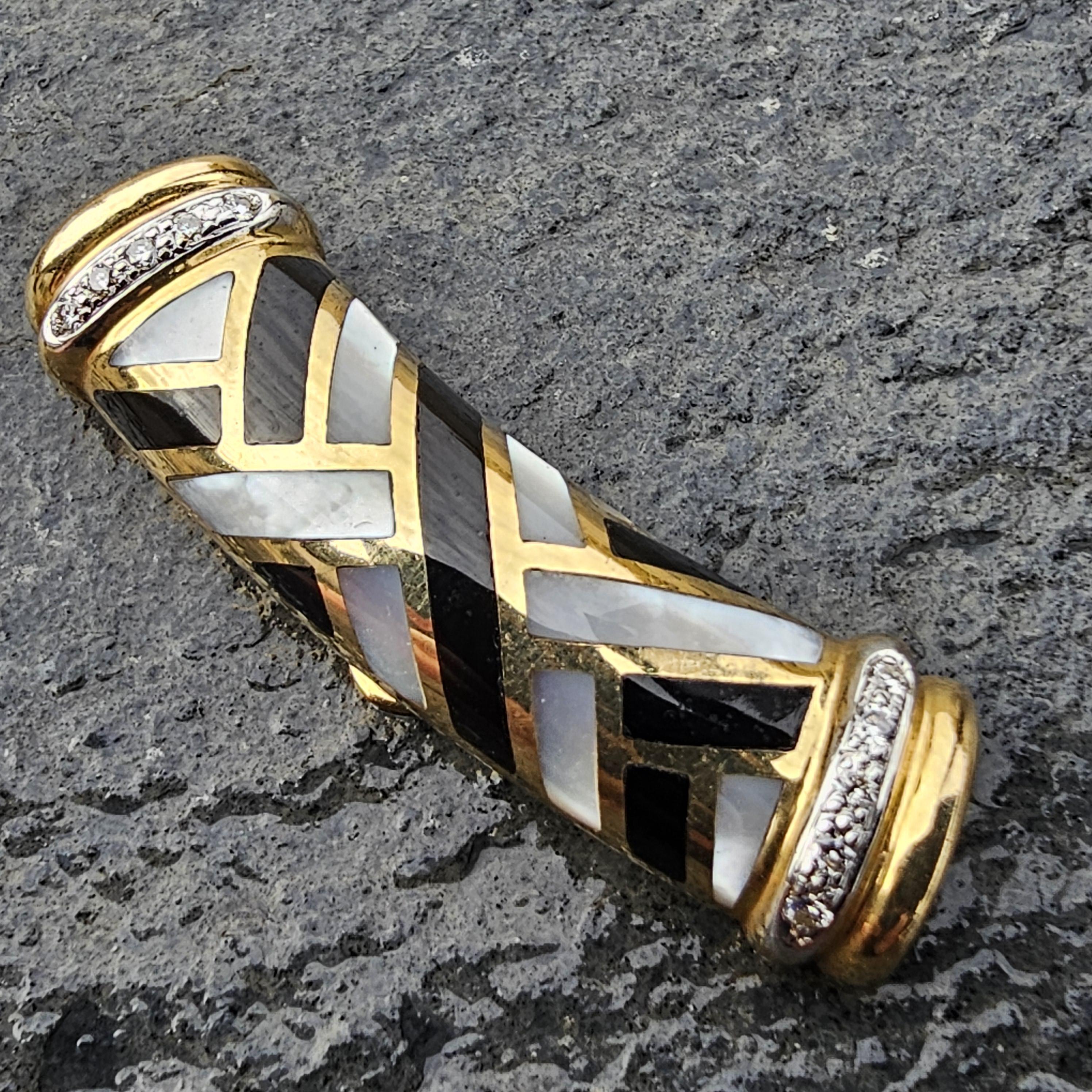 Rehaussez votre collection avec ce pendentif Asch Grossbardt remarquable. Réalisé en or jaune 14 carats, il présente une incrustation géométrique complexe de nacre et d'onyx, créant un contraste captivant. La pièce est rehaussée de diamants blancs,