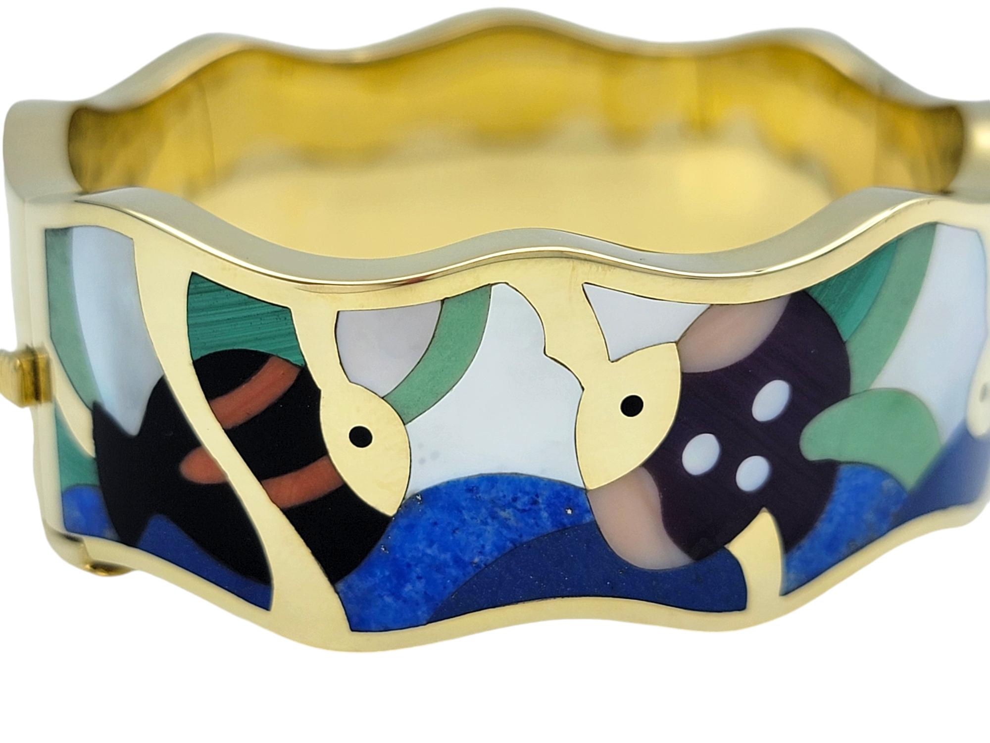 Découvrez l'art exquis de ce bracelet manchette à charnière Asch Grossbardt, un chef-d'œuvre qui allie harmonieusement luxe et design créatif. Réalisé en or jaune 18 carats, ce superbe bracelet est orné d'un motif de poisson captivant,