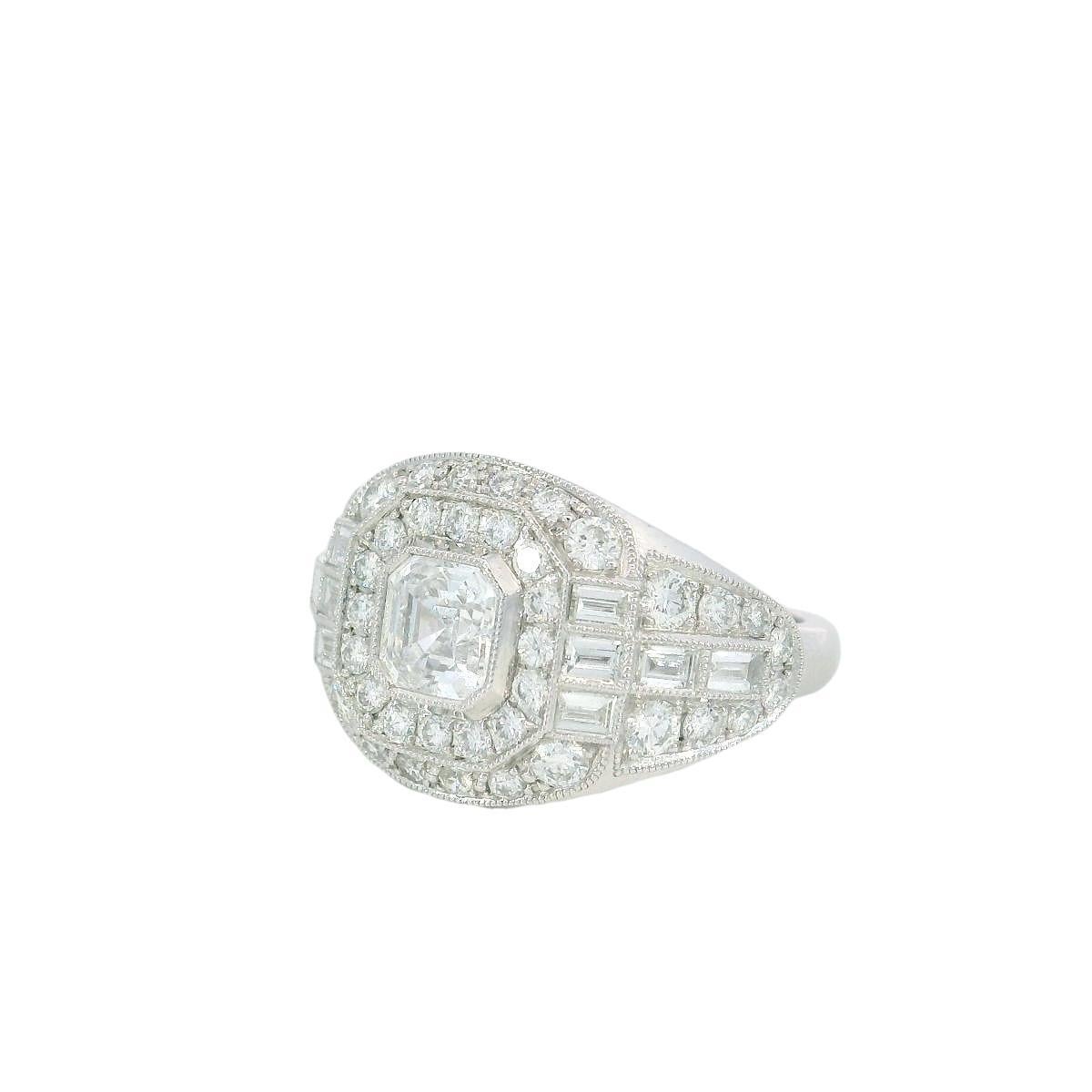 Anello con cluster di diamanti taglio Ascher in platino ~2,79ctw in stile Art Deco misura 6,25

Questo anello con diamante Art Deco fonde una geometria raffinata con un'eleganza classica, incentrata su un diamante taglio Ascher da 0,69 carati.