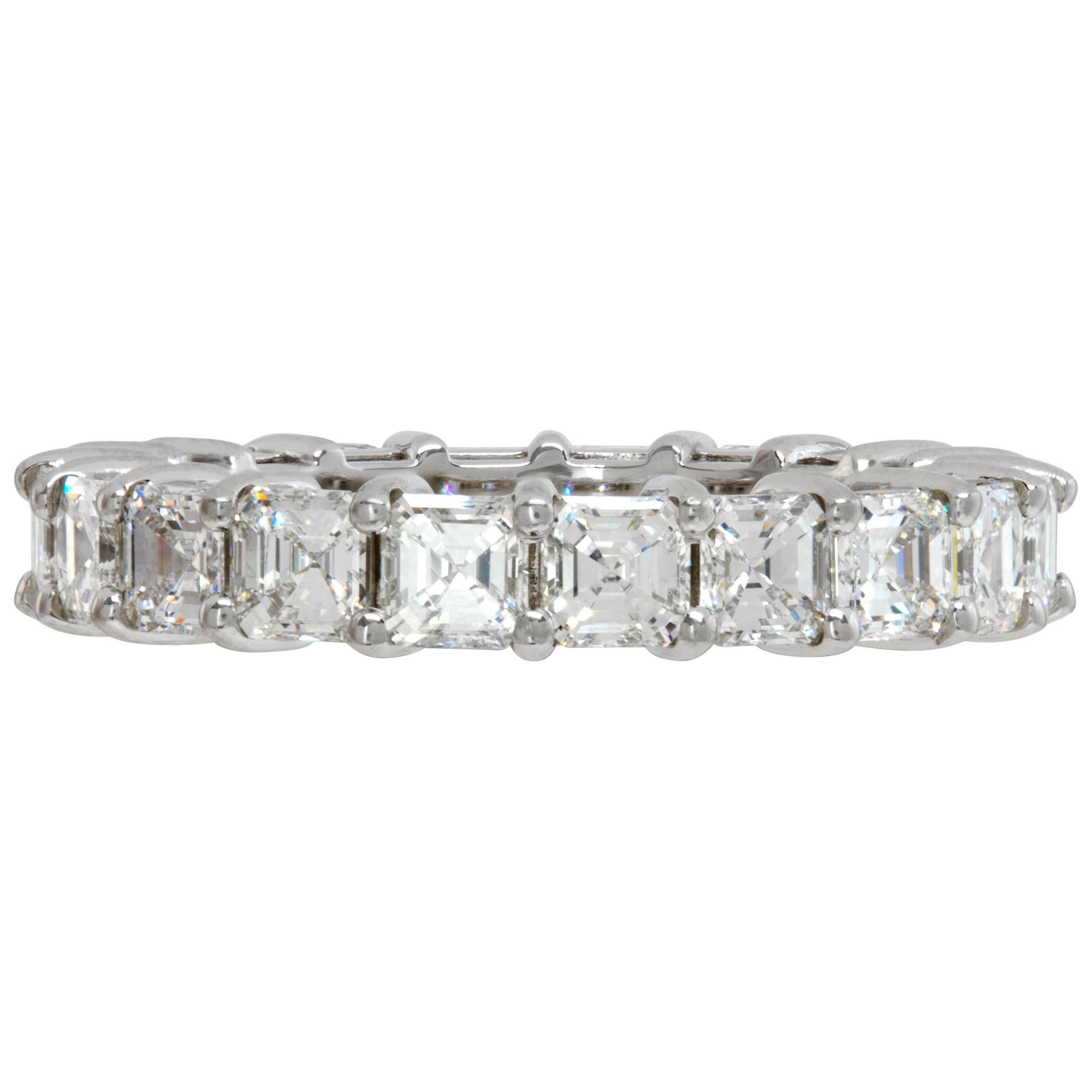Fascia per l'eternità con diamanti taglio Ascher in platino con circa 4,00 carati di diamanti (colore F-G, purezza VS). Taglia 6