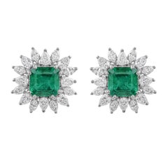 Ascher Zambian Esmeralda Diamond Halo Cluster Pendientes de oro blanco de 14 quilates