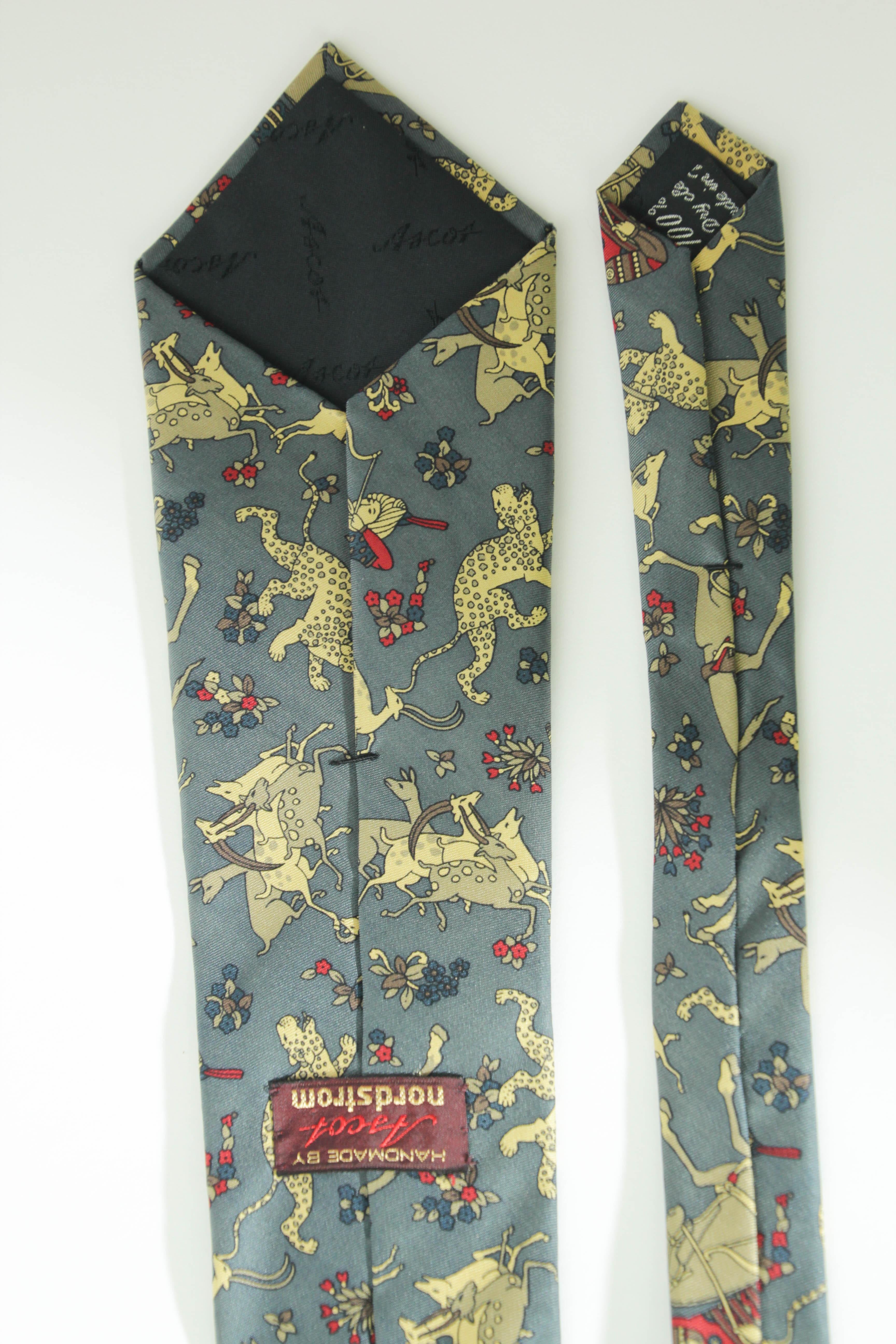 Cravatta da uomo in seta Ascot con motivo di tigri e antilopi blu e oro in vendita 7