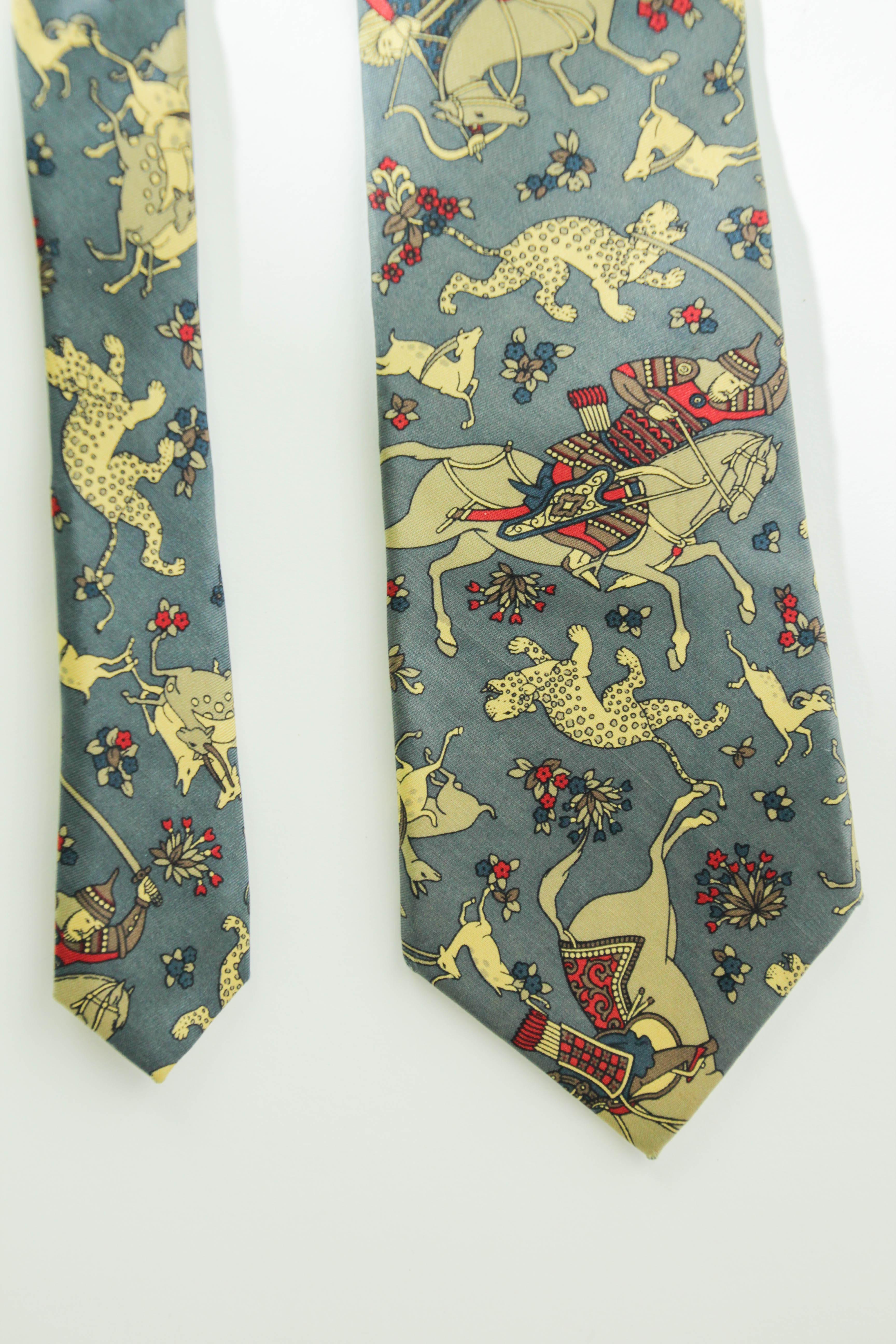 Cravatta da uomo in seta Ascot con motivo di tigri e antilopi blu e oro in vendita 8
