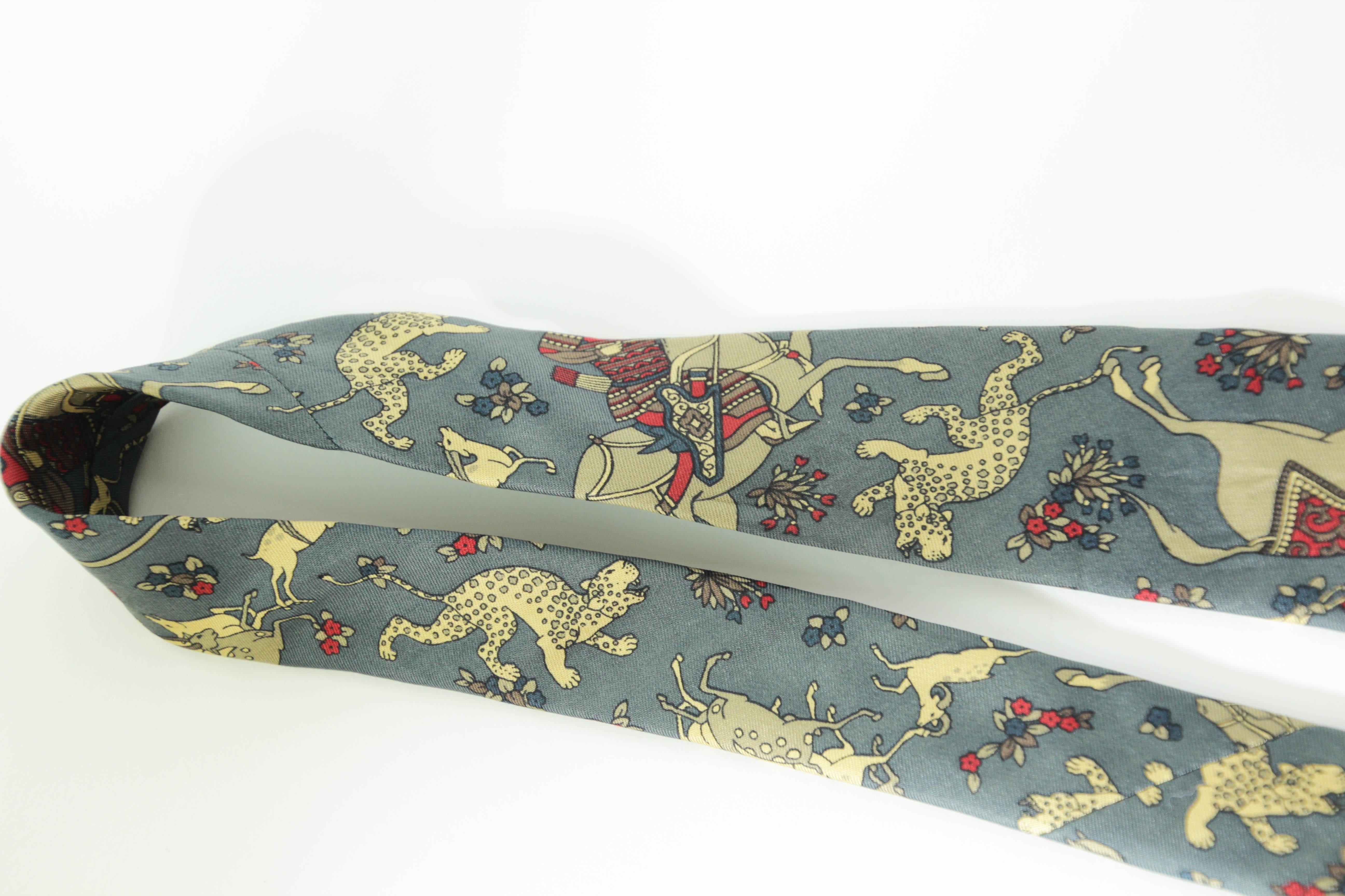 Cravatta da uomo in seta Ascot con motivo di tigri e antilopi blu e oro in vendita 9