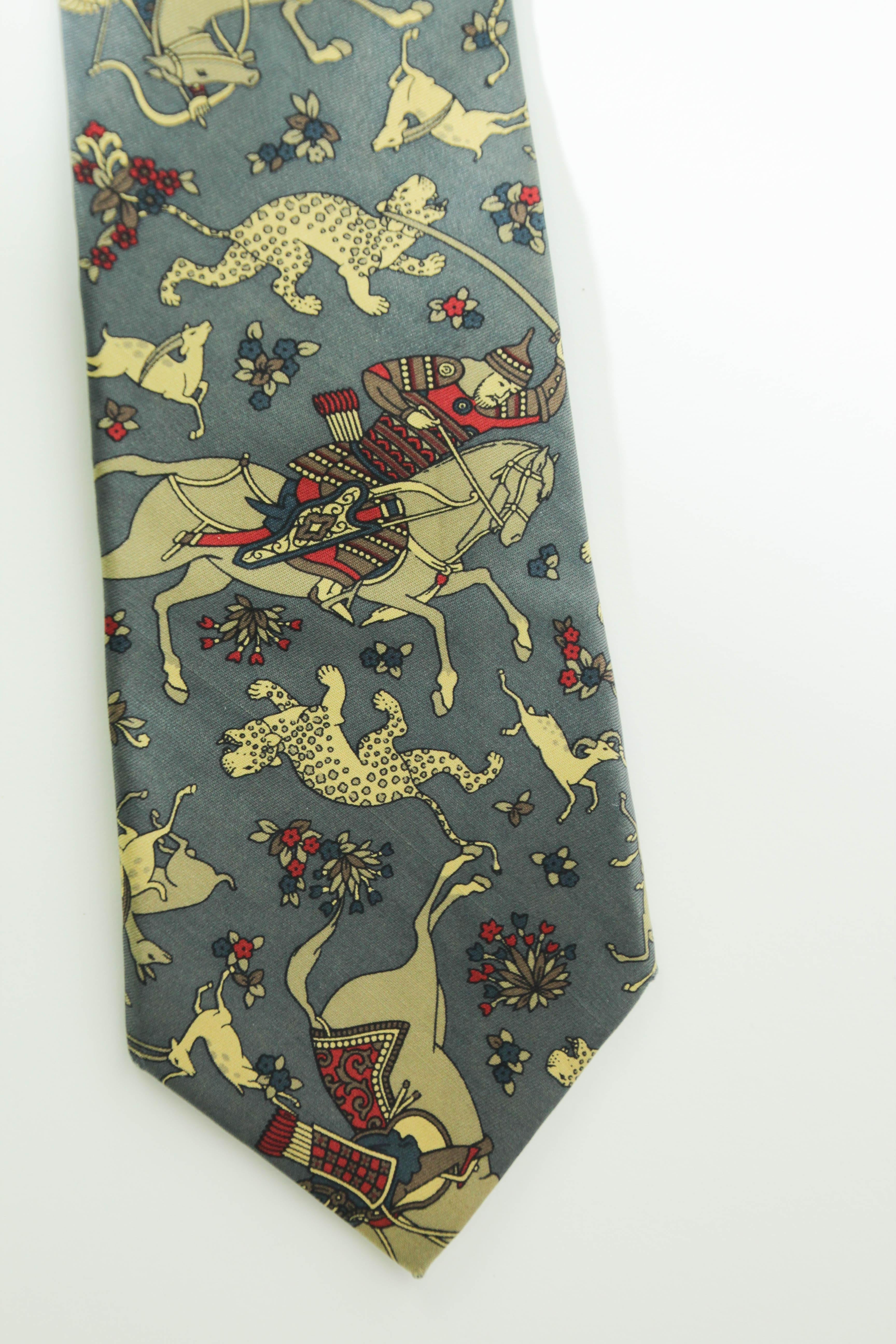 Cravatta da uomo in seta Ascot con motivo di tigri e antilopi blu e oro in vendita 11