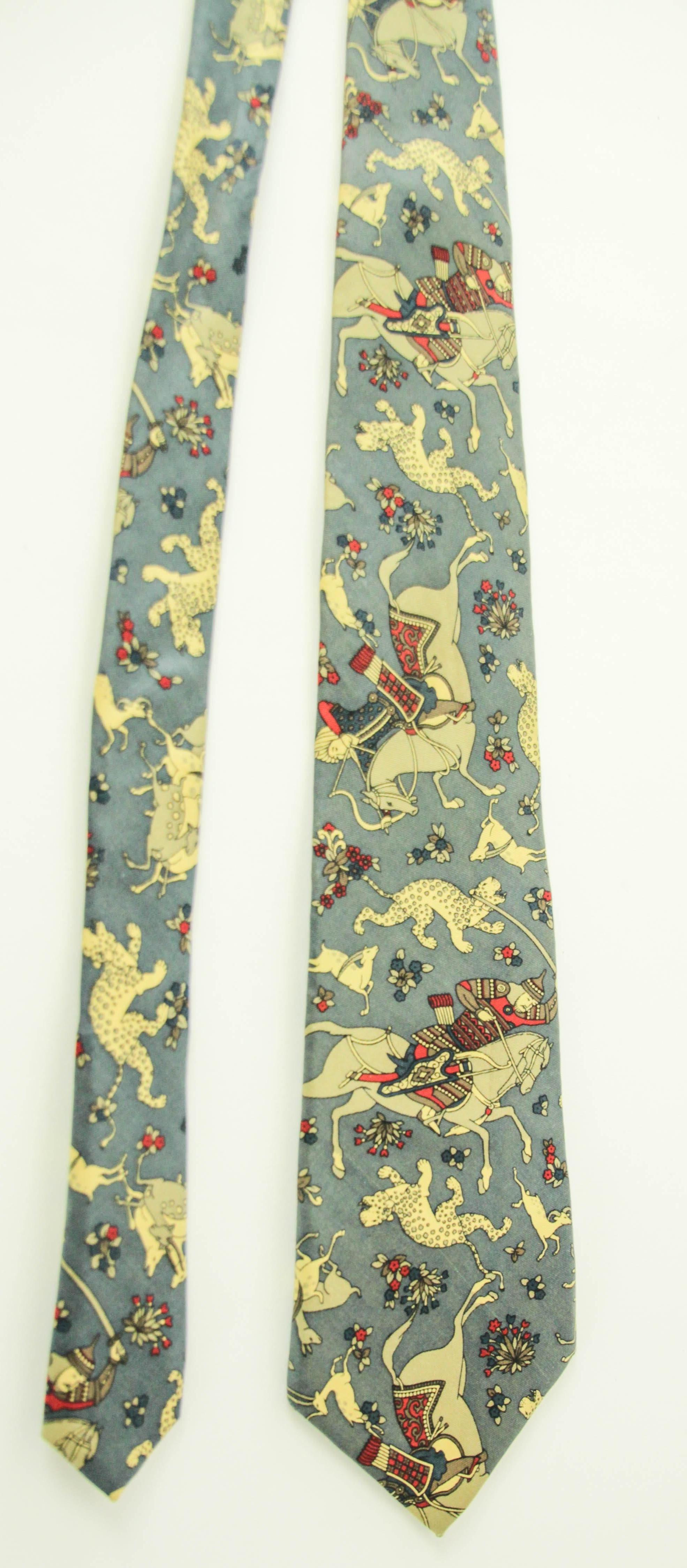 Una cravatta stravagante Ascot Silk Gentleman's Tie Horse Tigers Antelope Pattern Blu e Oro.
Mongoli a cavallo e a caccia di tigri e antilopi. 
In ottime condizioni d'uso con minimi segni di usura. 
Contrassegnato da Ascot per Nordstrom.
 MADE IN