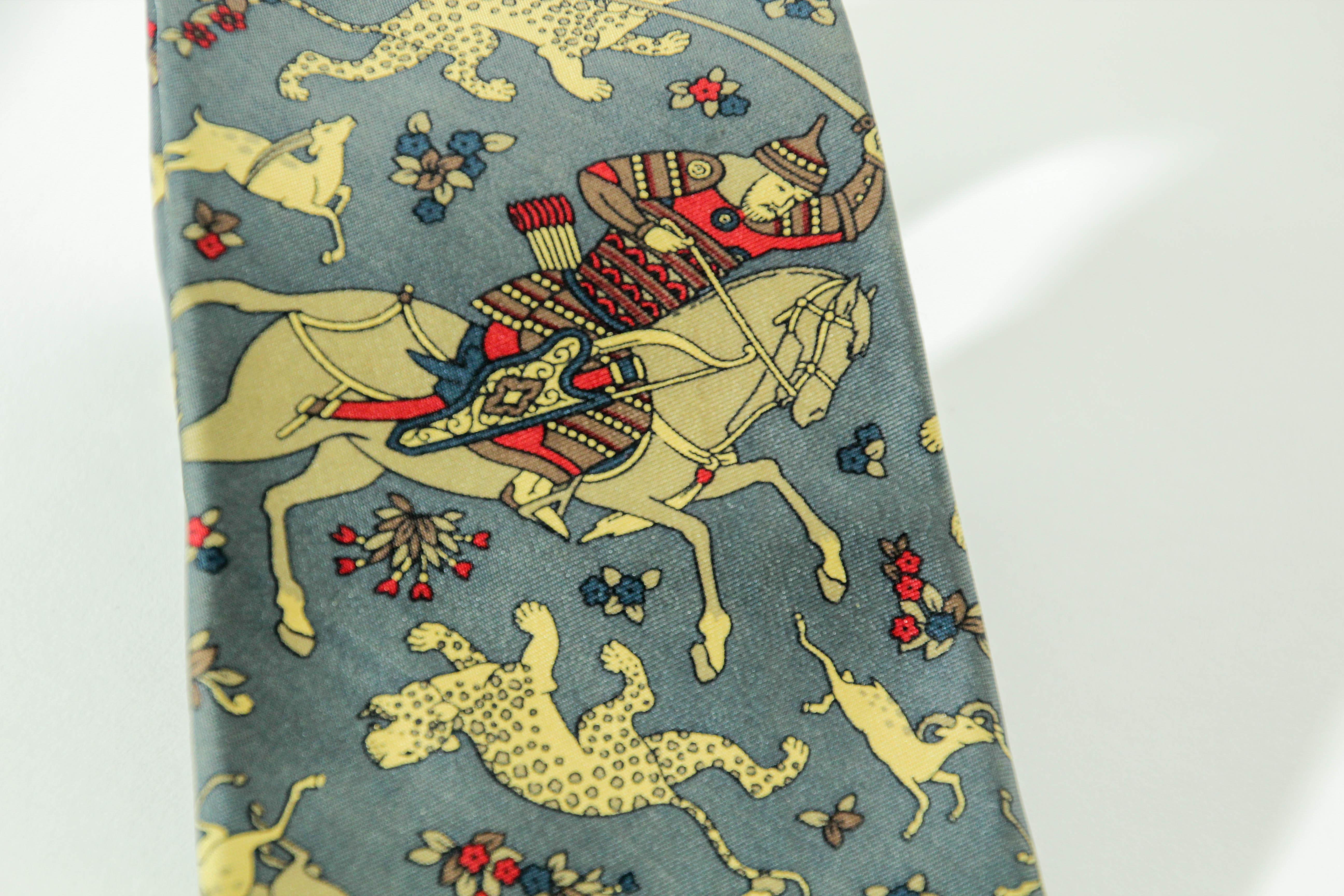 Grigio Cravatta da uomo in seta Ascot con motivo di tigri e antilopi blu e oro in vendita
