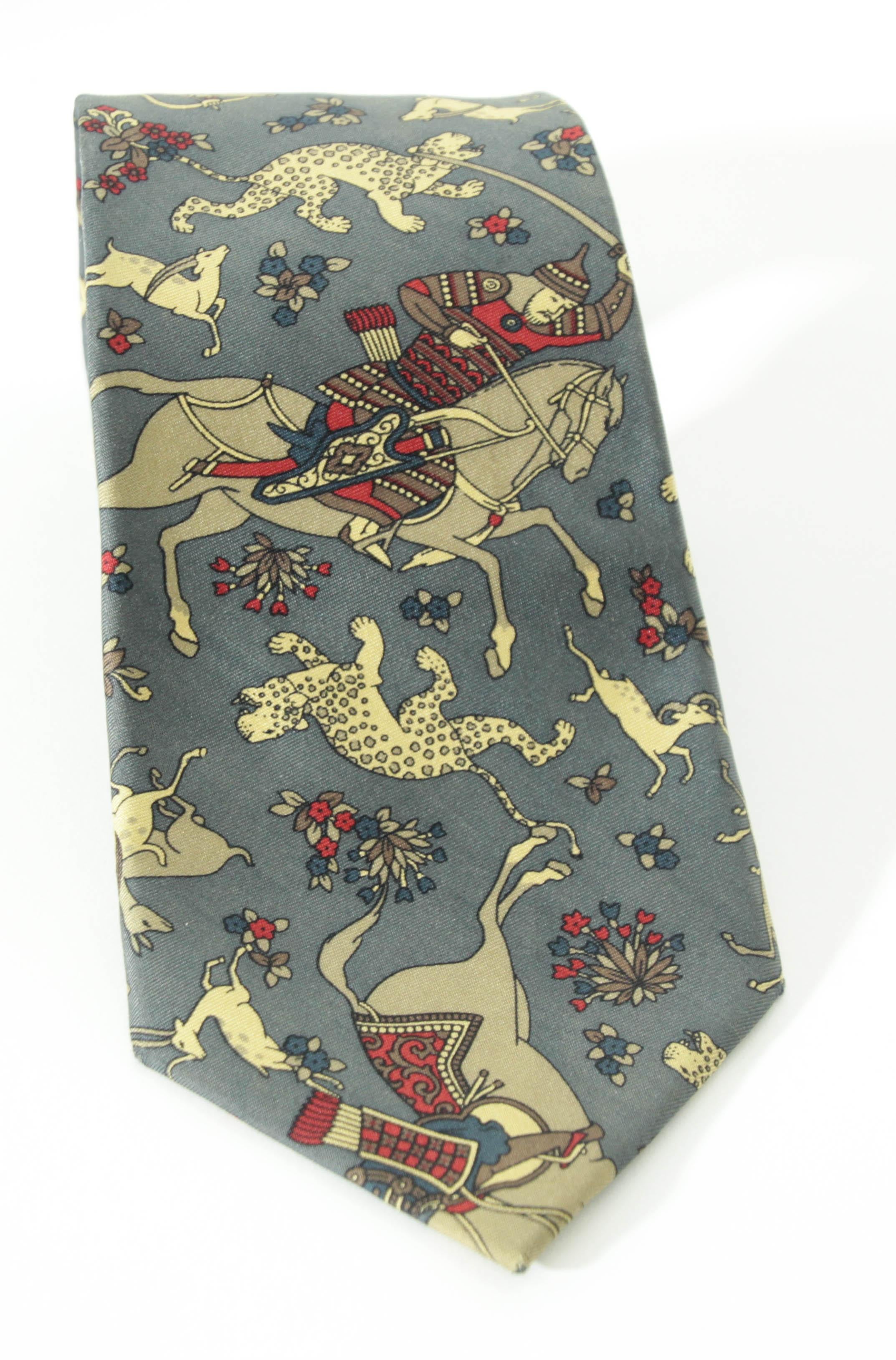 Cravatta da uomo in seta Ascot con motivo di tigri e antilopi blu e oro In condizioni buone in vendita a North Hollywood, CA
