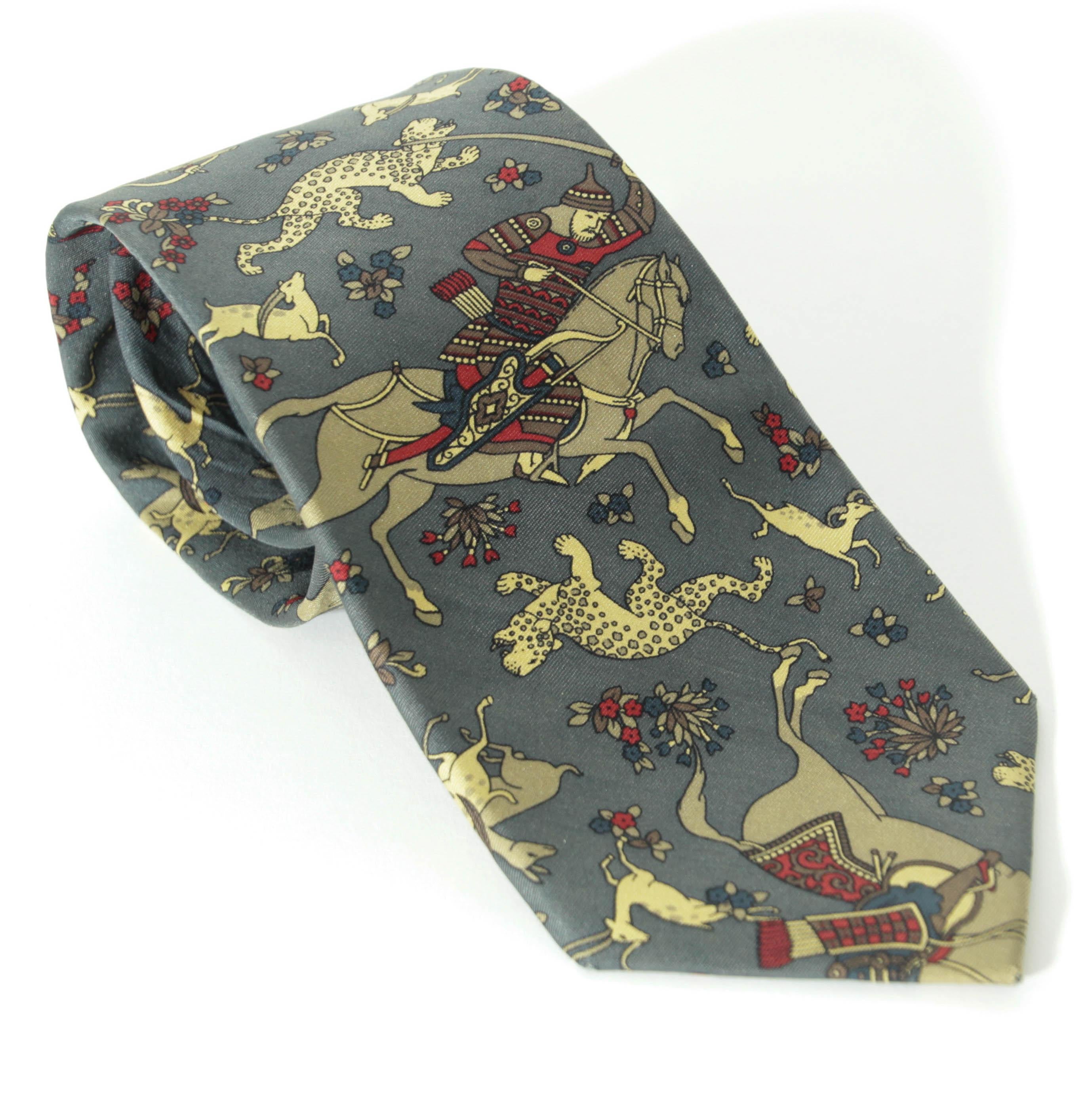 Cravatta da uomo in seta Ascot con motivo di tigri e antilopi blu e oro in vendita 1
