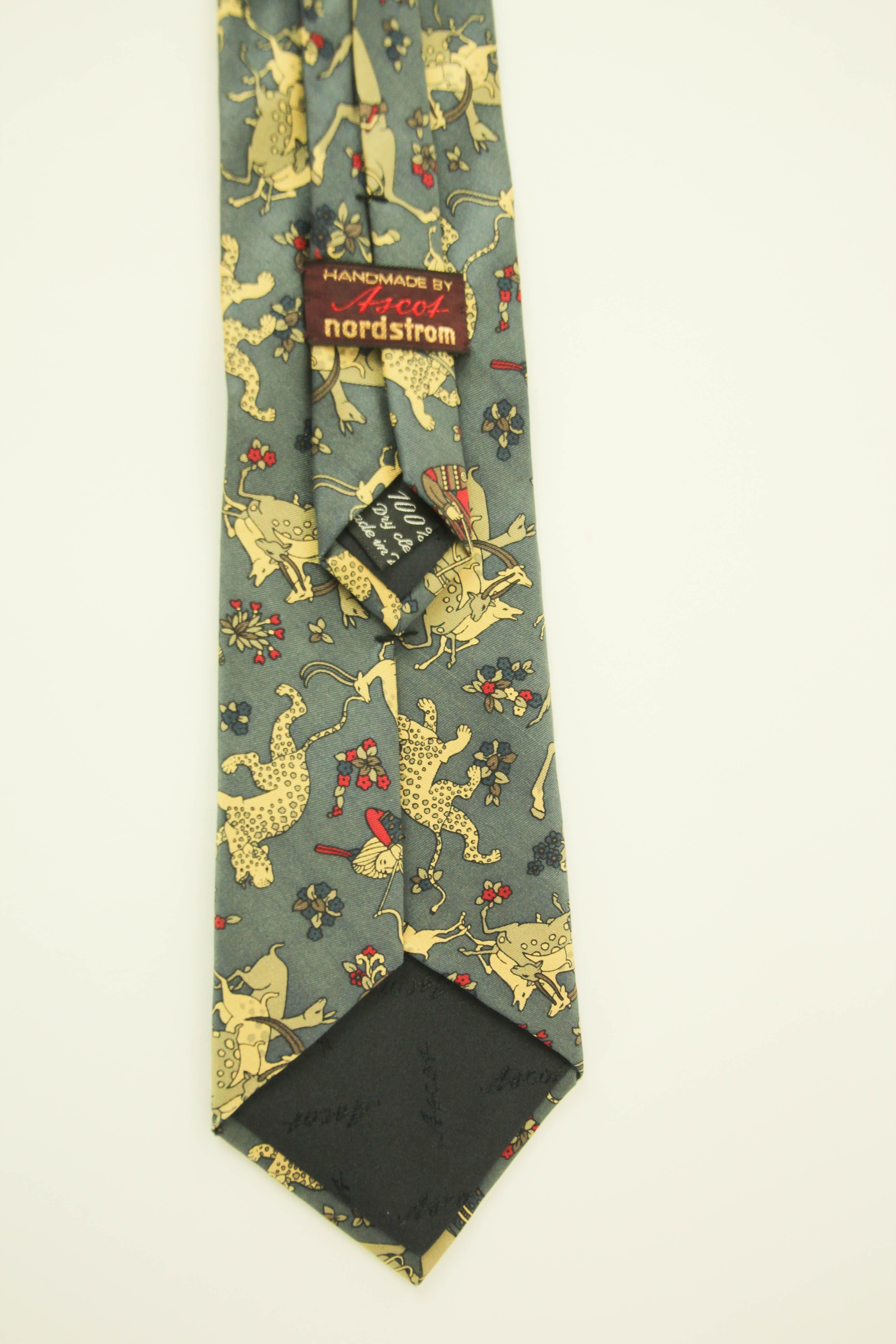 Cravatta da uomo in seta Ascot con motivo di tigri e antilopi blu e oro in vendita 2